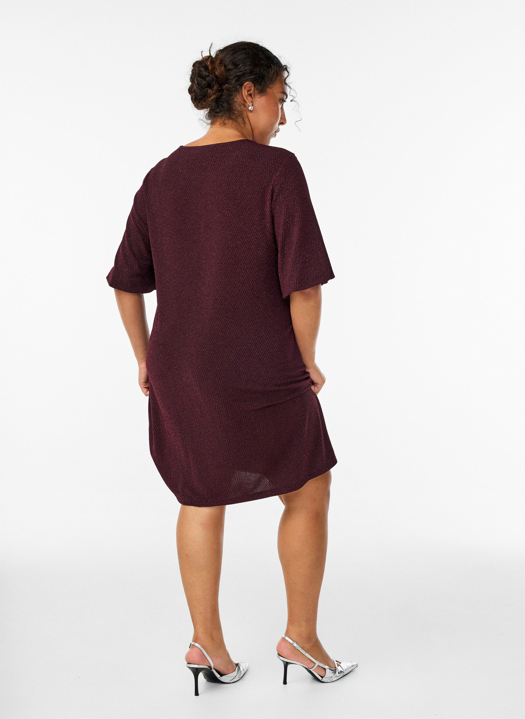 Zizzi Kurzes Kleid mit einem Glitzermuster, Dunkles Bordeaux, Model image number 2