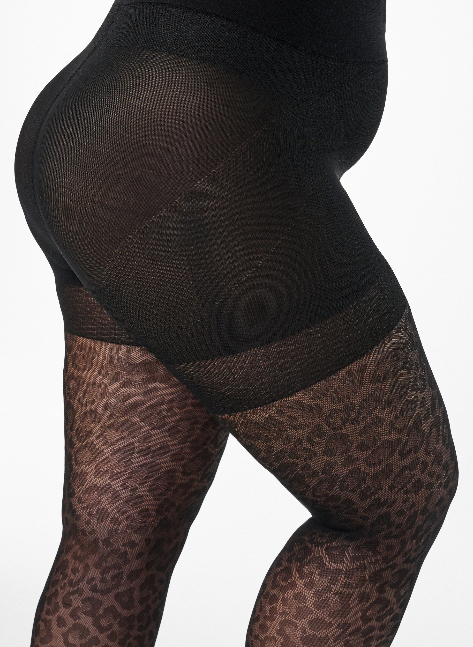 Zizzi 50 Denier Strumpfhose mit Leopardenmuster und Push-up, Schwarz, Packshot image number 2