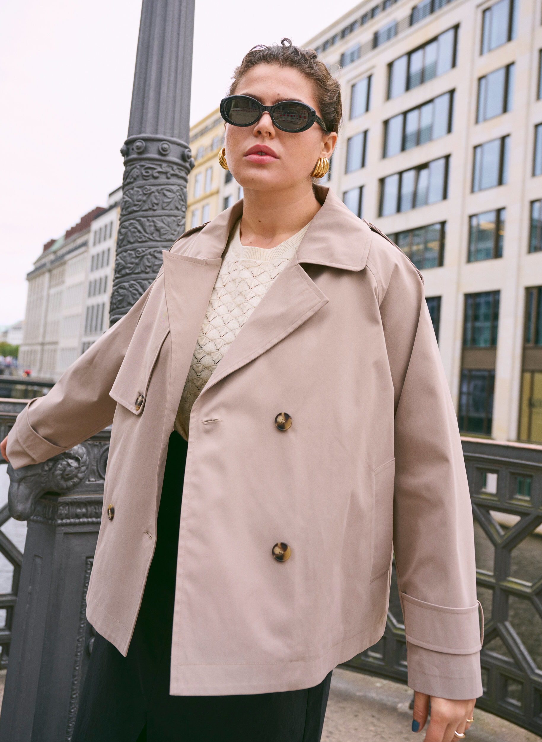 Zizzi Kurzer Trenchcoat mit klassischen Details, Grau, Image image number 0