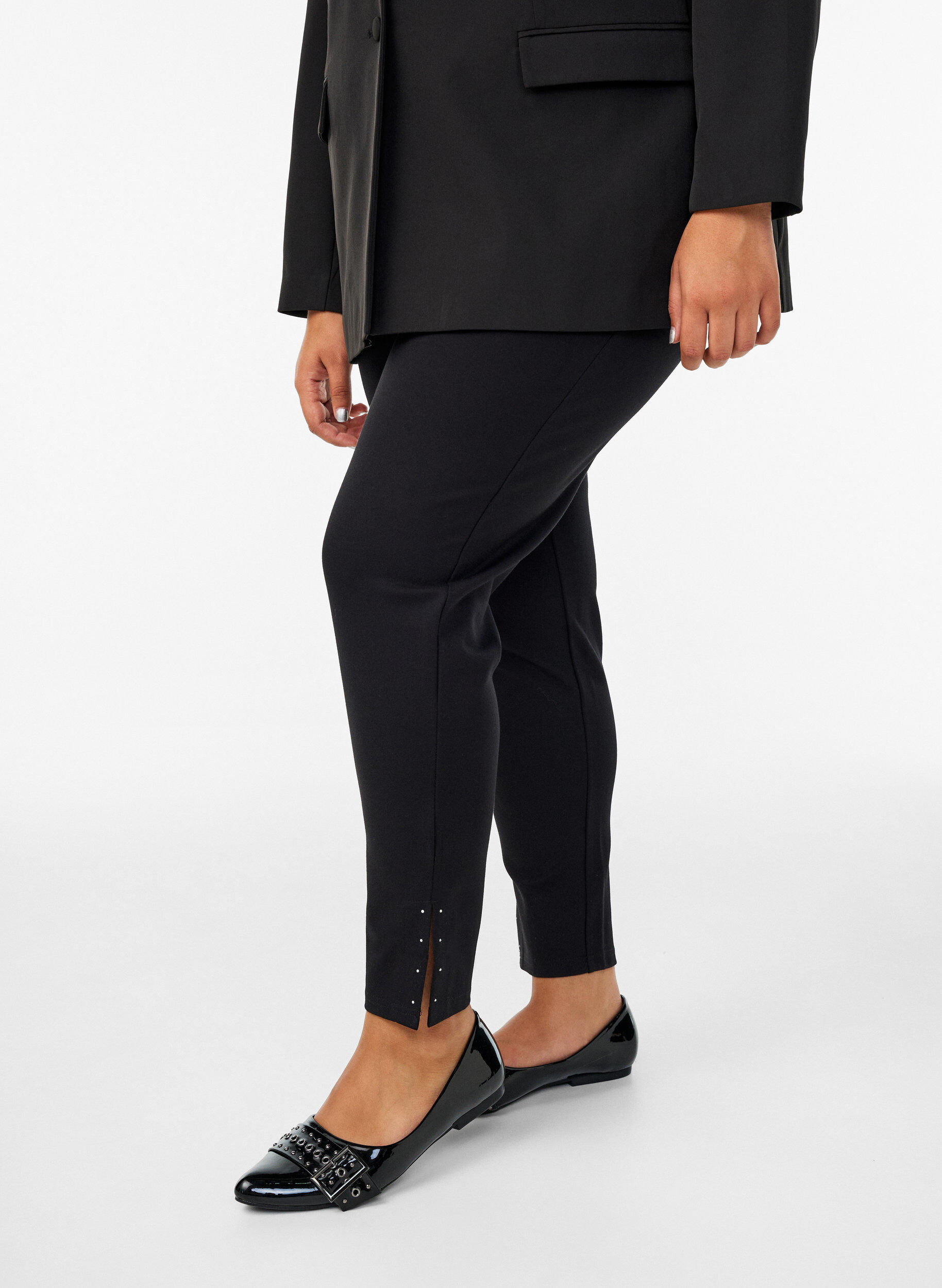 Leggings mit Schlitzen und kleinen Strasssteinen, Schwarz, Model