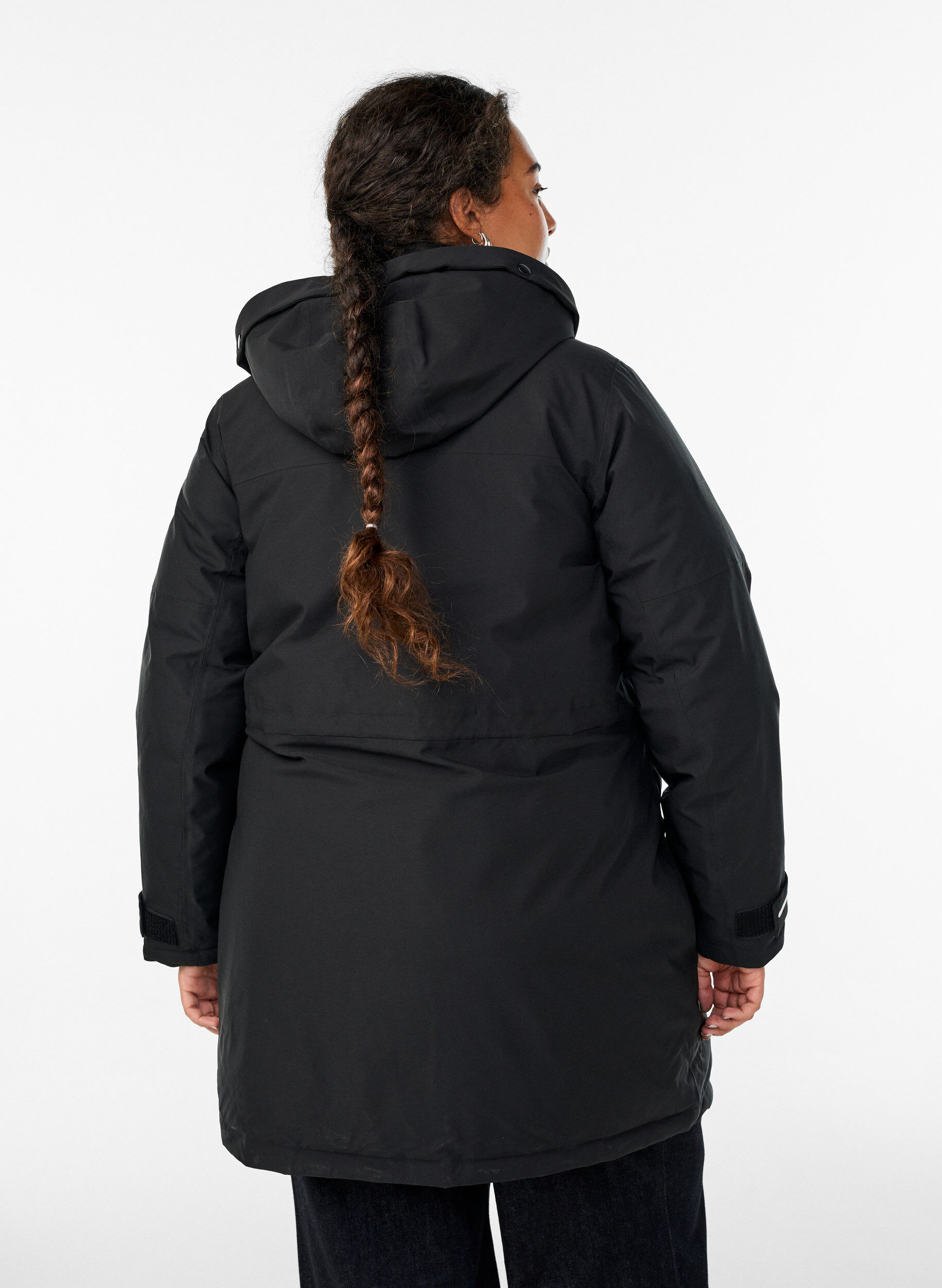 Zizzi Wasserabweisender Parka mit Kapuze und funktionellen Details, Schwarz, Model image number 2