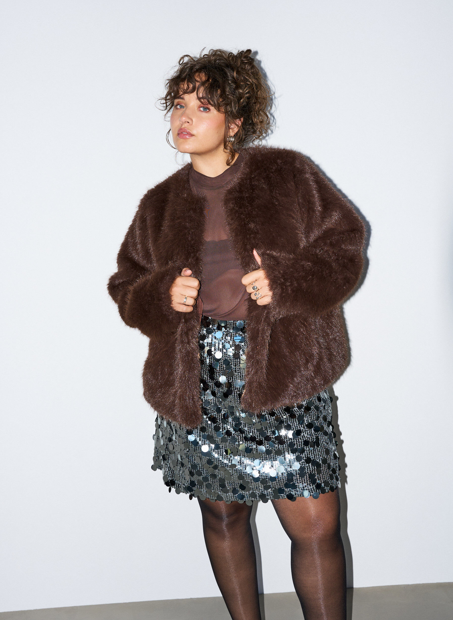 ZizziJupe courte &agrave; sequins avec une ceinture &eacute;lastique, Gris anthracite, Model image number 0