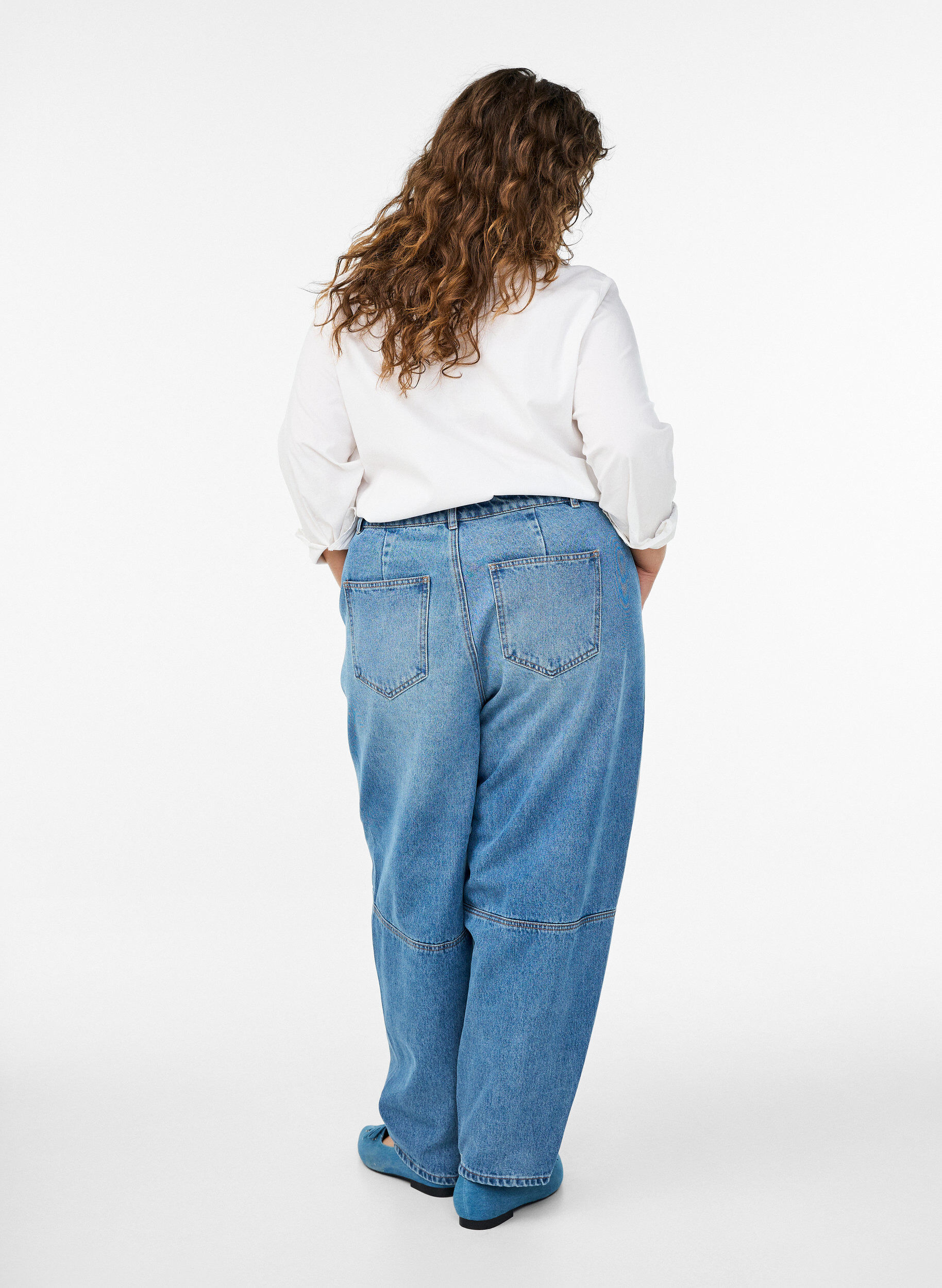 Zizzi Hoch taillierte Barrel-Jeans, Blau, Model image number 1