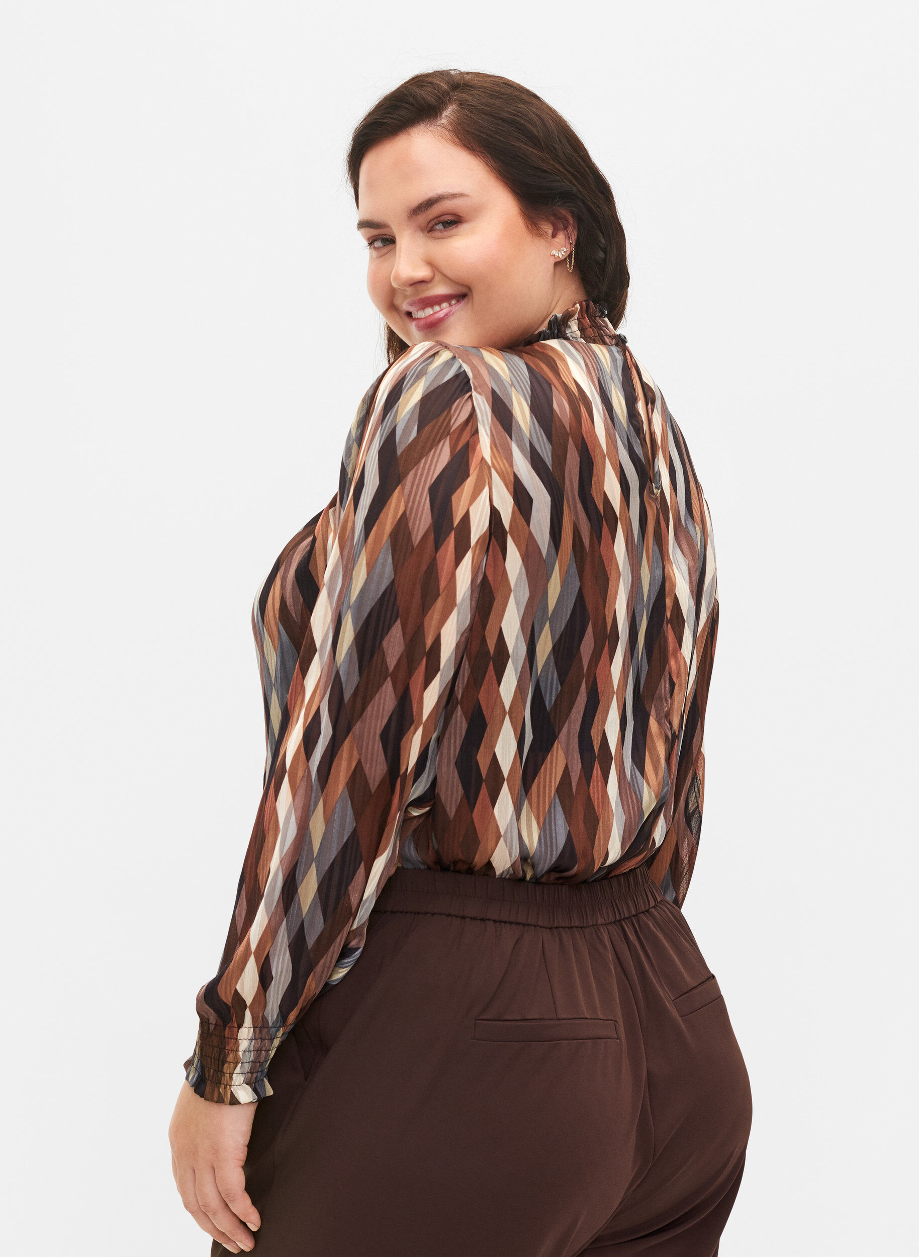 Zizzi Blouse imprim&eacute;e &agrave; smock, Earthy Zig Zag, Model image number 1