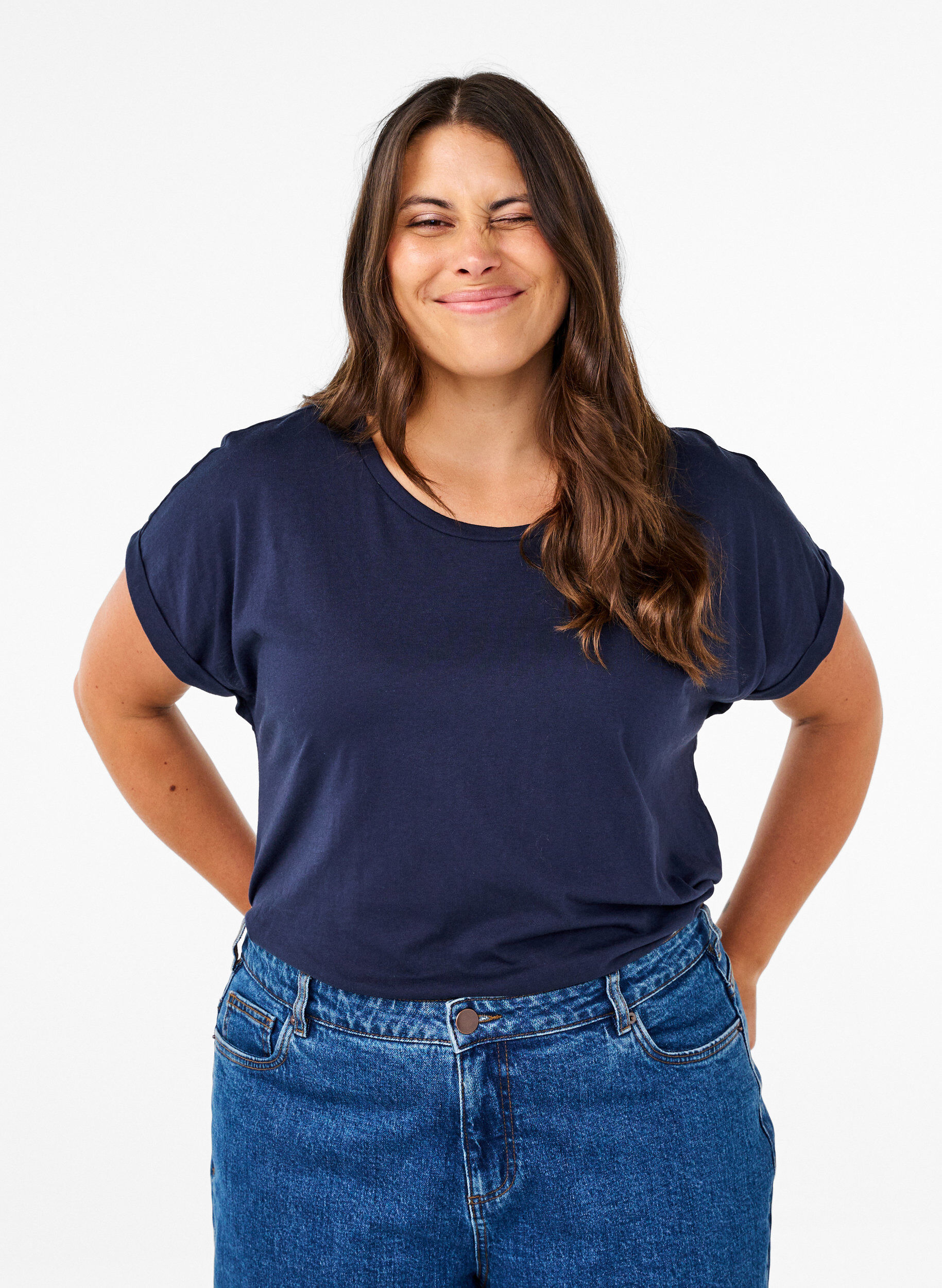 Kurz&auml;rmeliges T-Shirt aus einer Baumwollmischung, Blau, Model