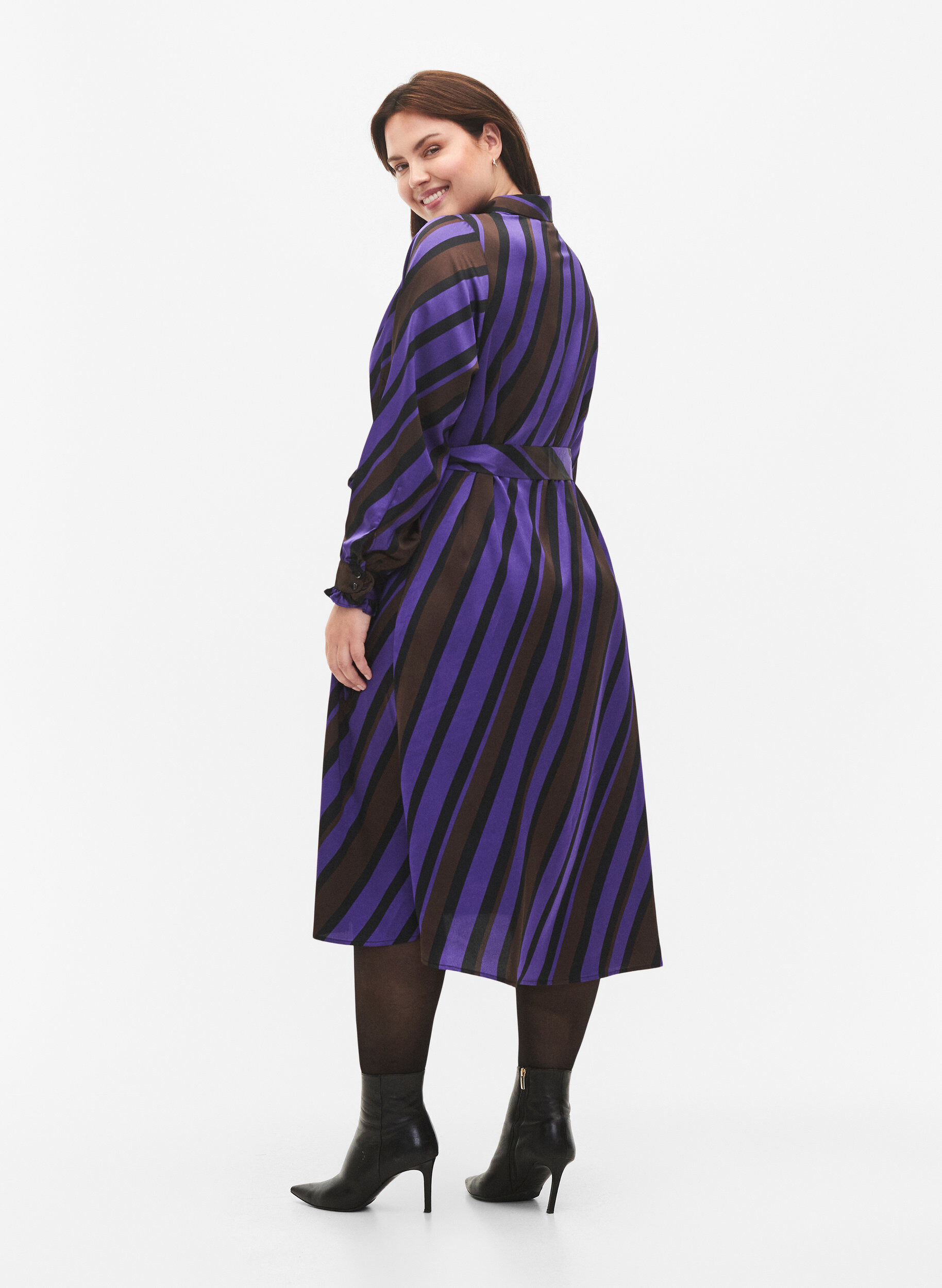 Zizzi Hemdblusenkleid aus Satin mit diagonalen Streifen, Stripe AOP, Model image number 1