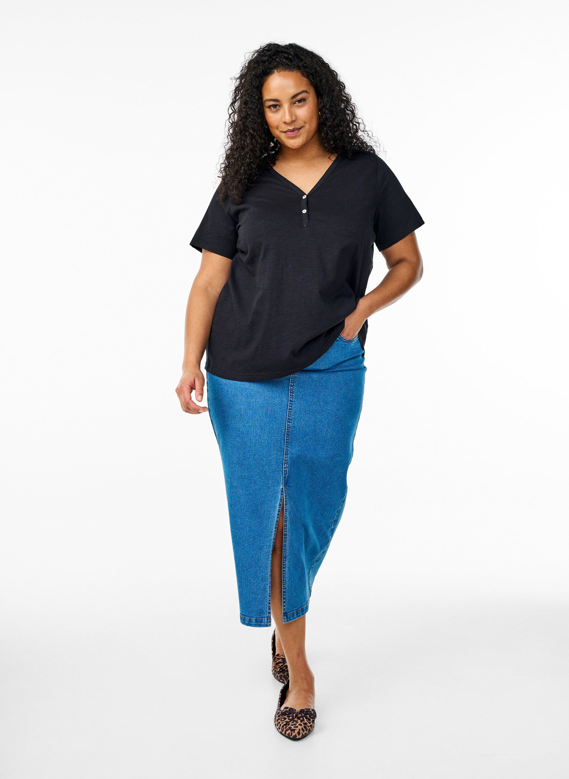 Zizzi T-Shirt mit Knopfleiste, Schwarz, Model image number 1