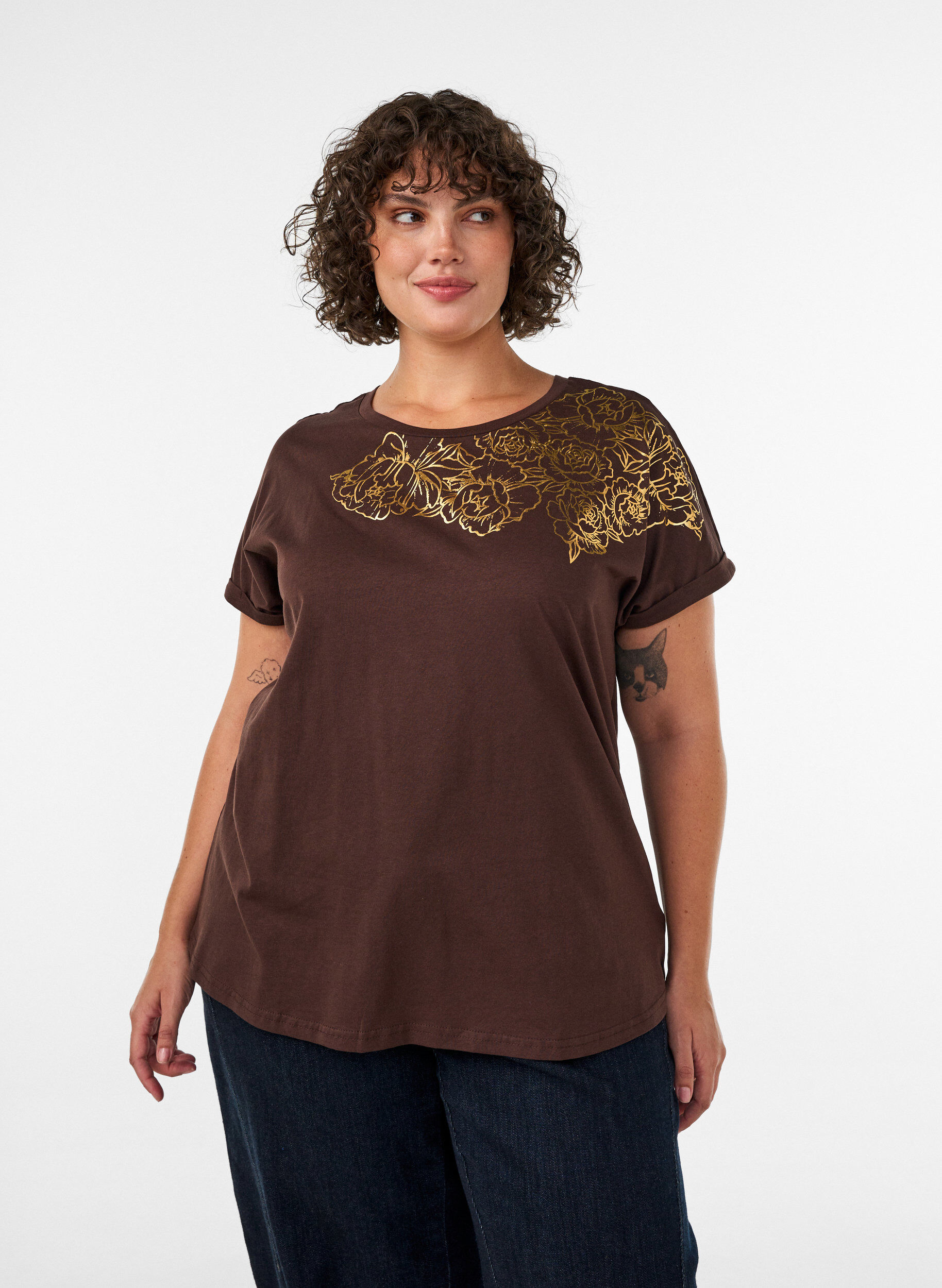T-Shirt aus Baumwolle mit Blumenprint, Braun, Model