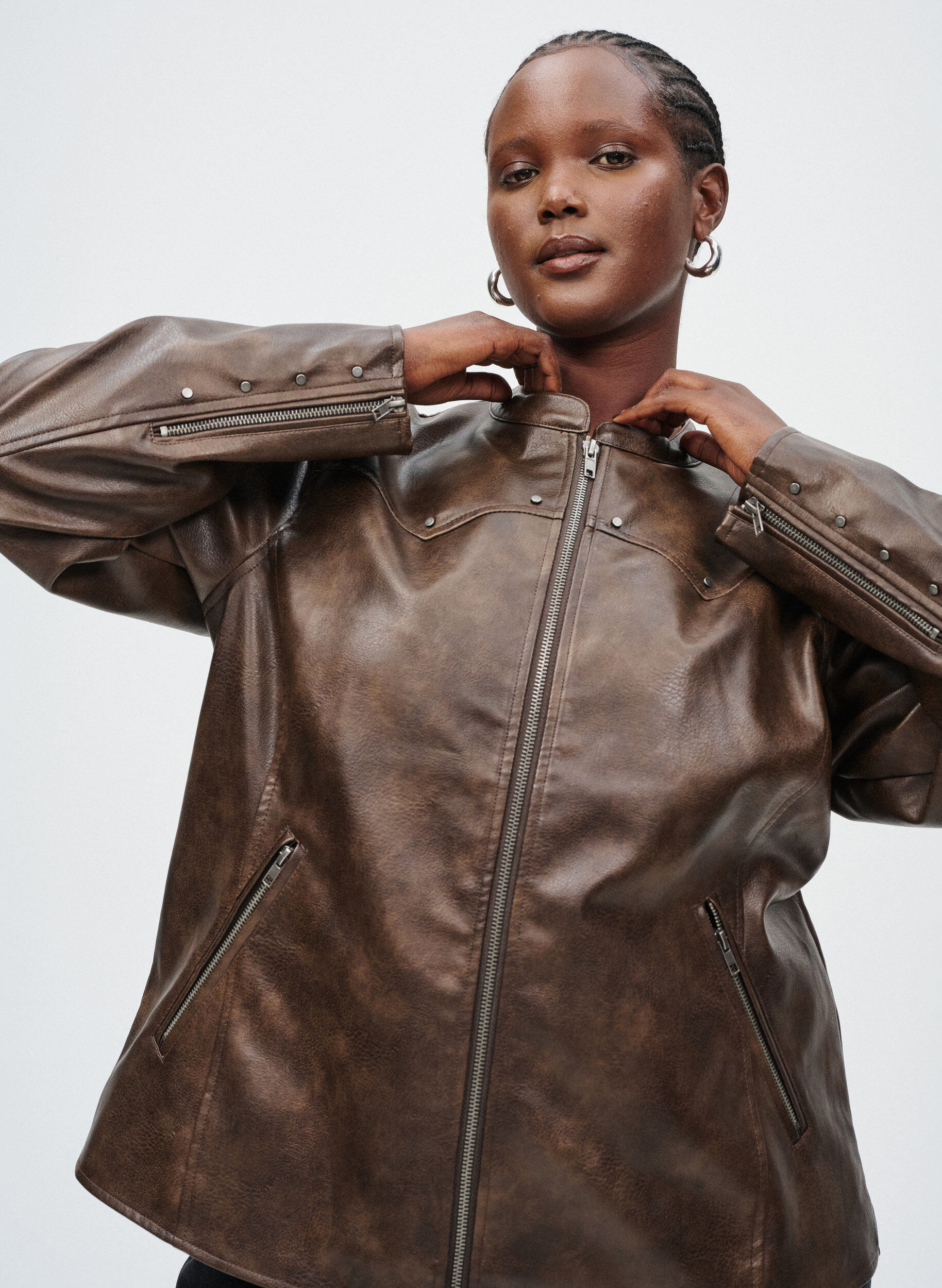 Zizzi Veste en similicuir avec clous et poches, Marron, Image image number 0