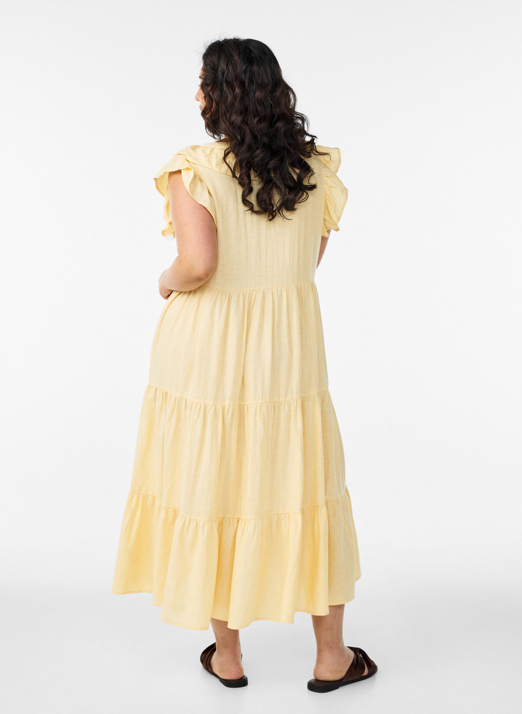 Zizzi&Auml;rmelloses Midikleid aus Leinen und Viskose mit R&uuml;schen, Gelb, Model image number 1
