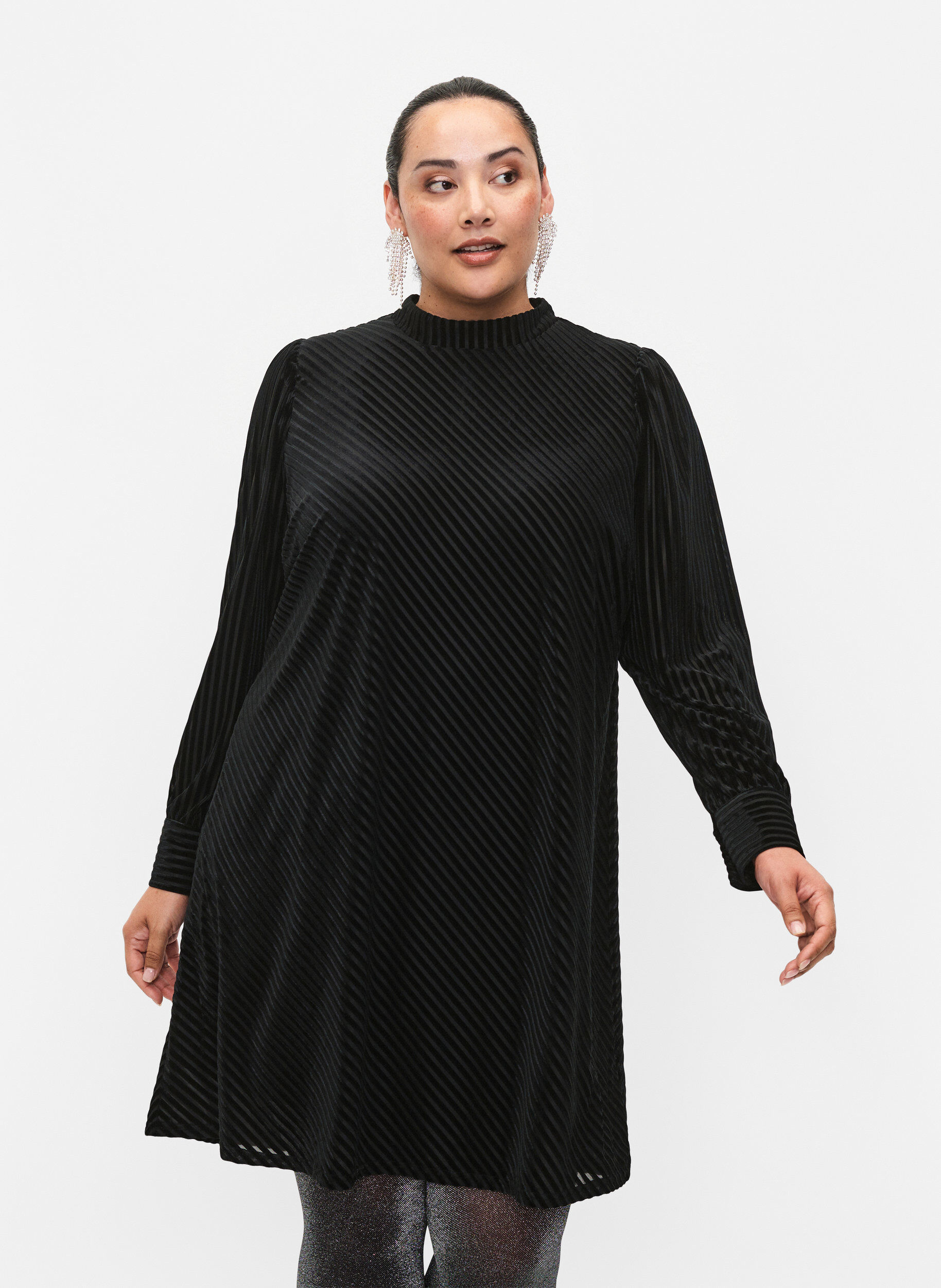Zizzi Strukturiertes Kleid aus Velours, Black, Model image number 0