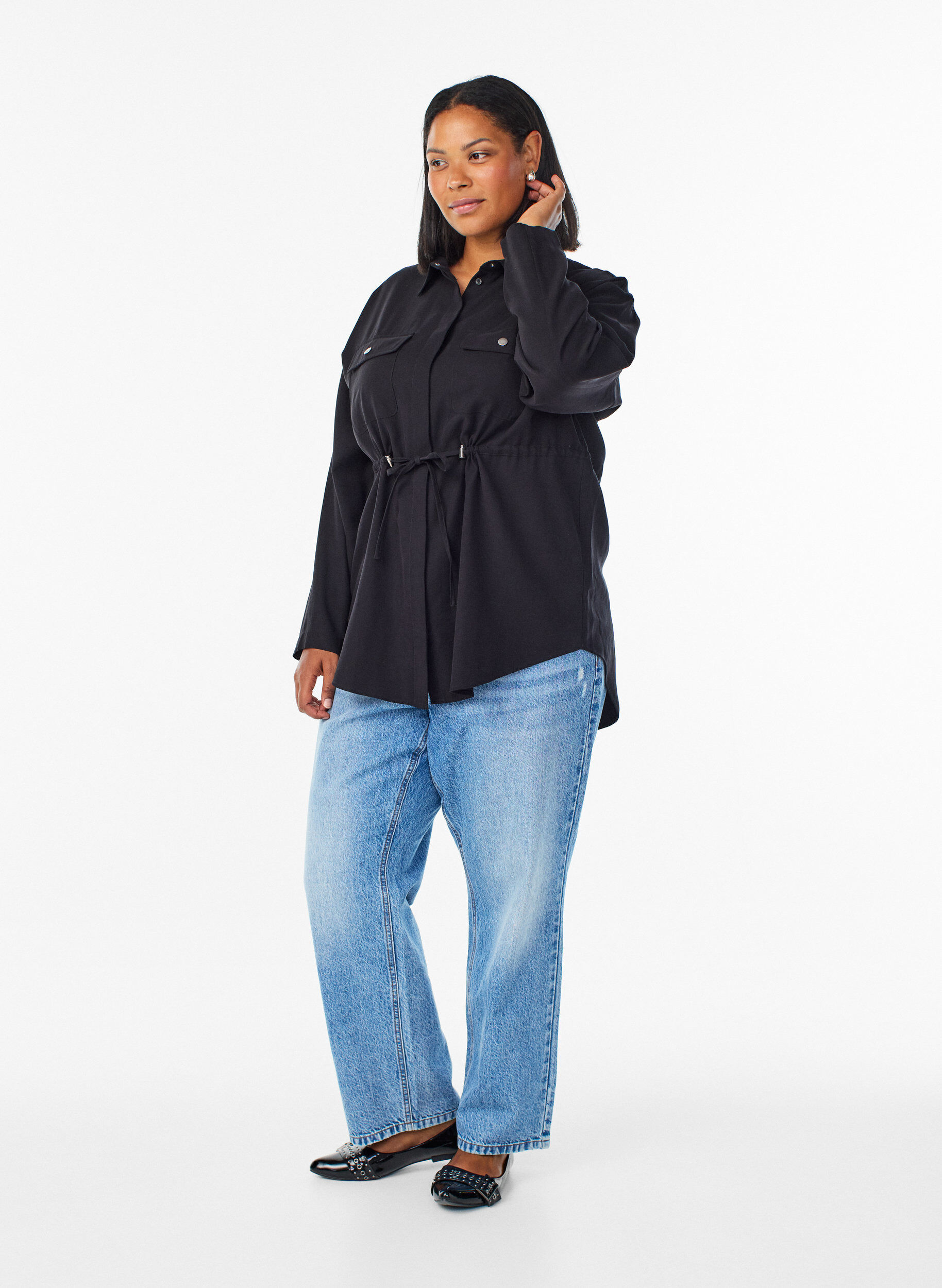 Zizzi Tunique avec poches poitrine et taille ajustable, Noir, Model image number 1