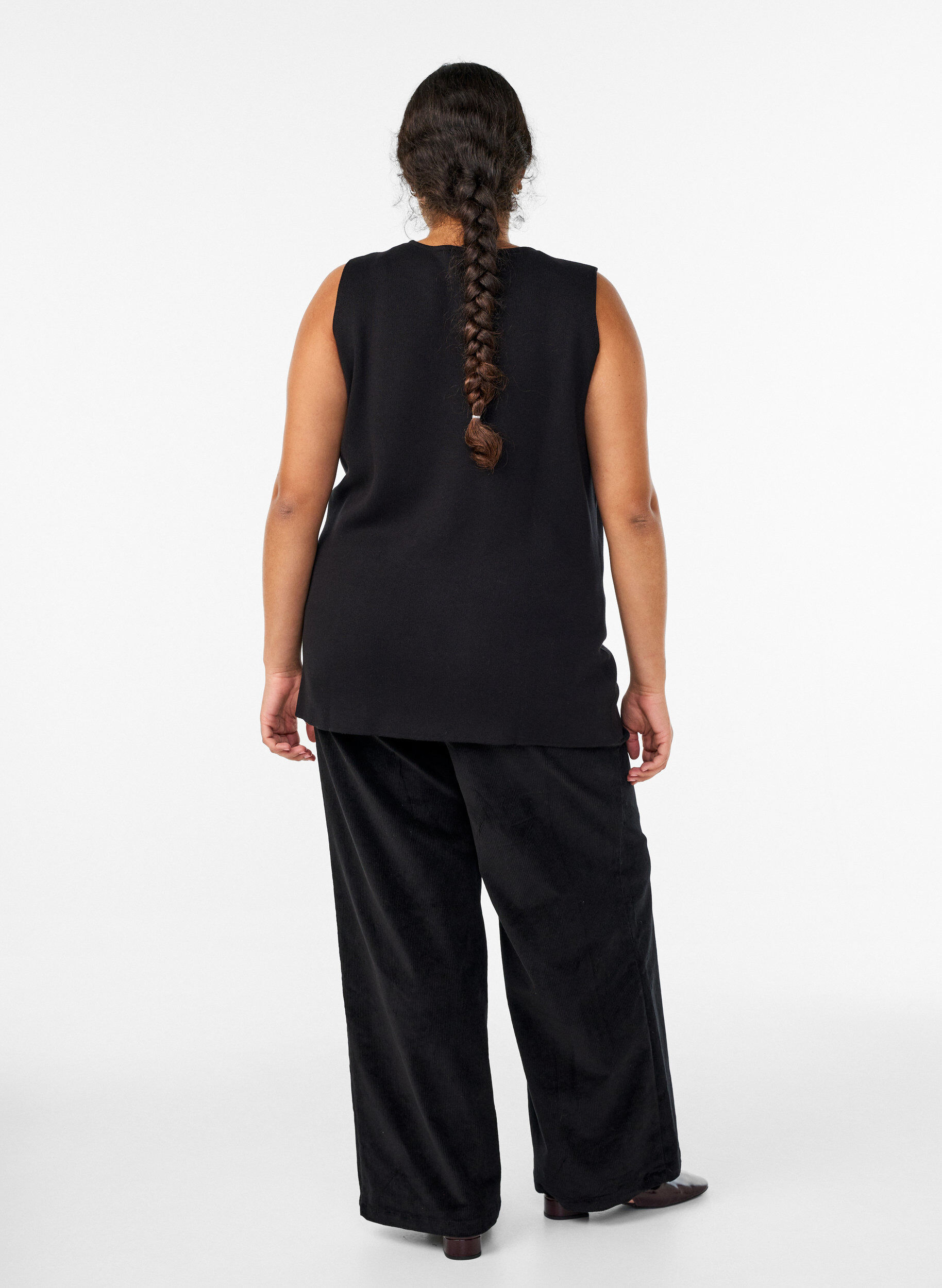 Zizzi Pantalon taille haute en velours c&ocirc;tel&eacute; &agrave; coupe ample, Noir, Model image number 1