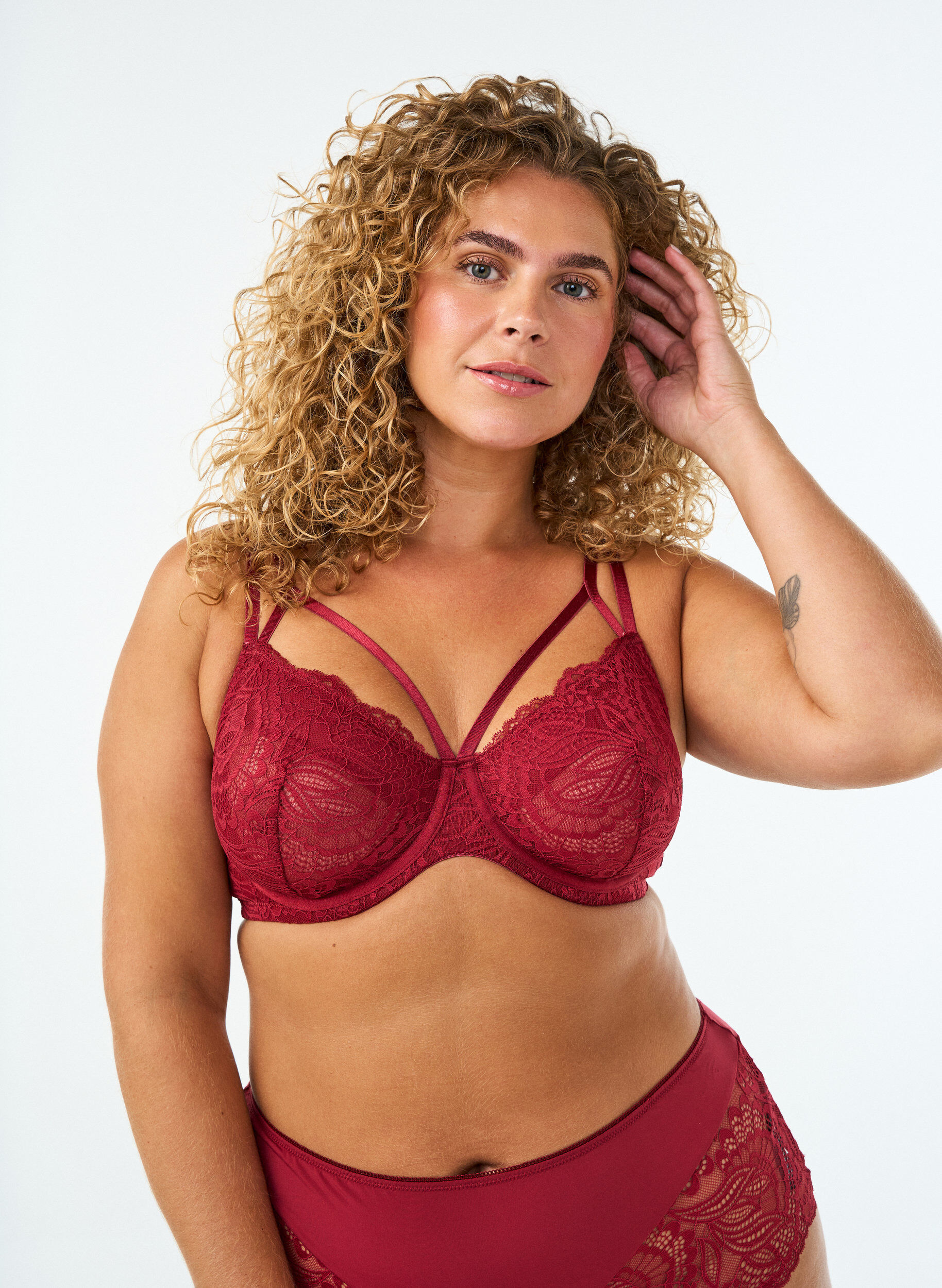 ZizziSoutien-gorge embo&icirc;tant avec dentelle et doubles bretelles, Noir, Model image number 0