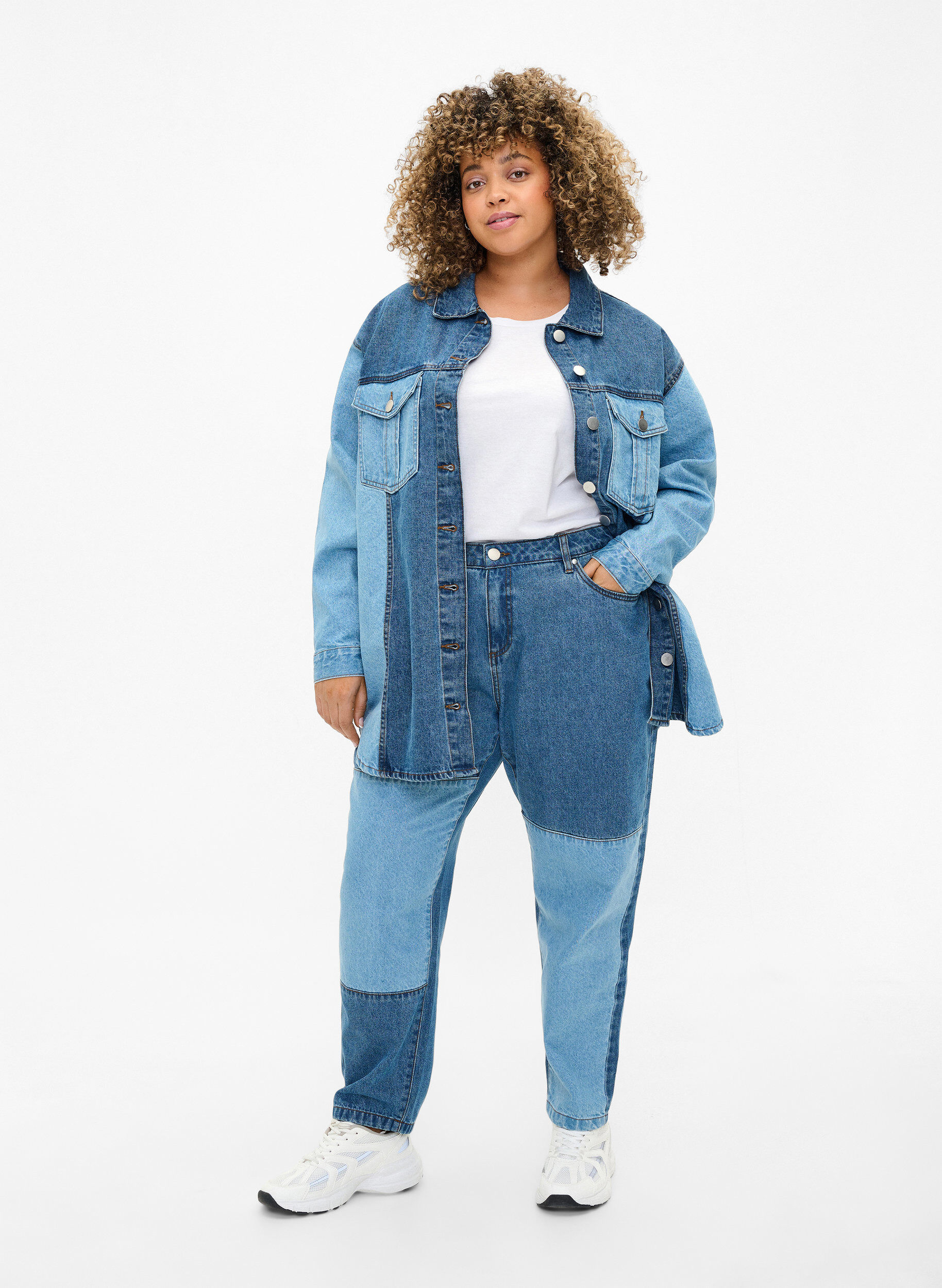 Zizzi Mille Mom-Fit-Jeans im Color-Blocking-Design mit hoher Taille, Light Blue Denim, Model image number 0