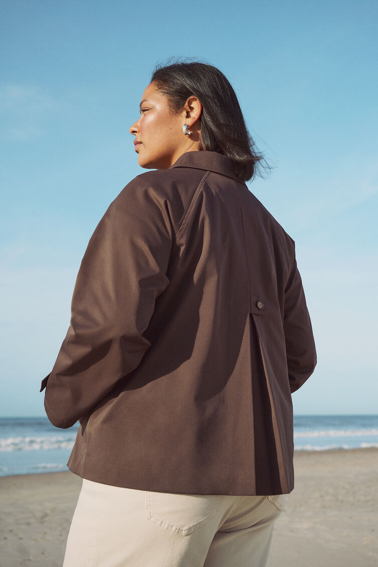 Brauner kurzer Trenchcoat, , Model