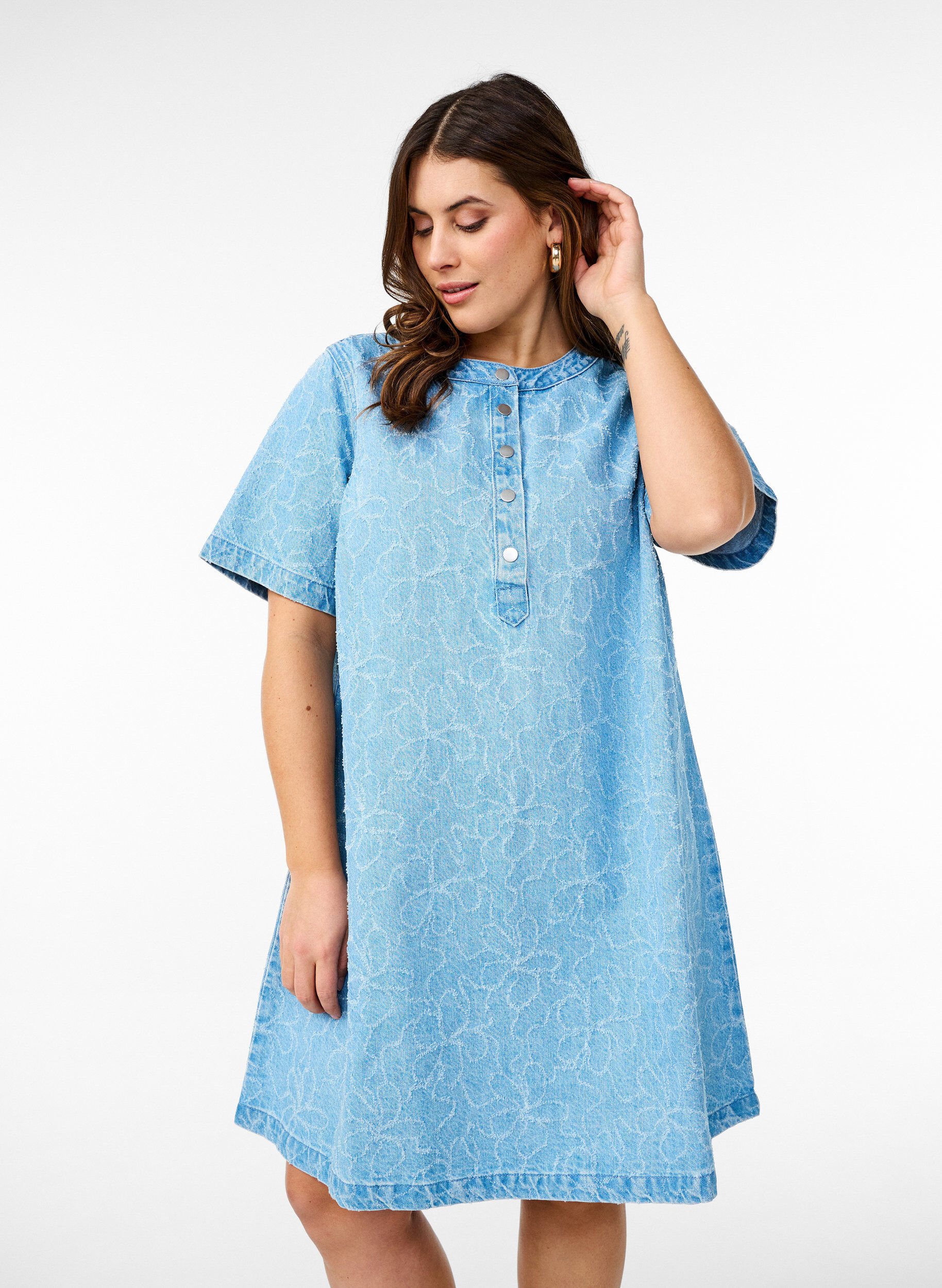 Zizzi Robe courte en denim avec une coupe trap&egrave;ze et un motif &agrave; n&oelig;uds, Bleu Clair, Model image number 0