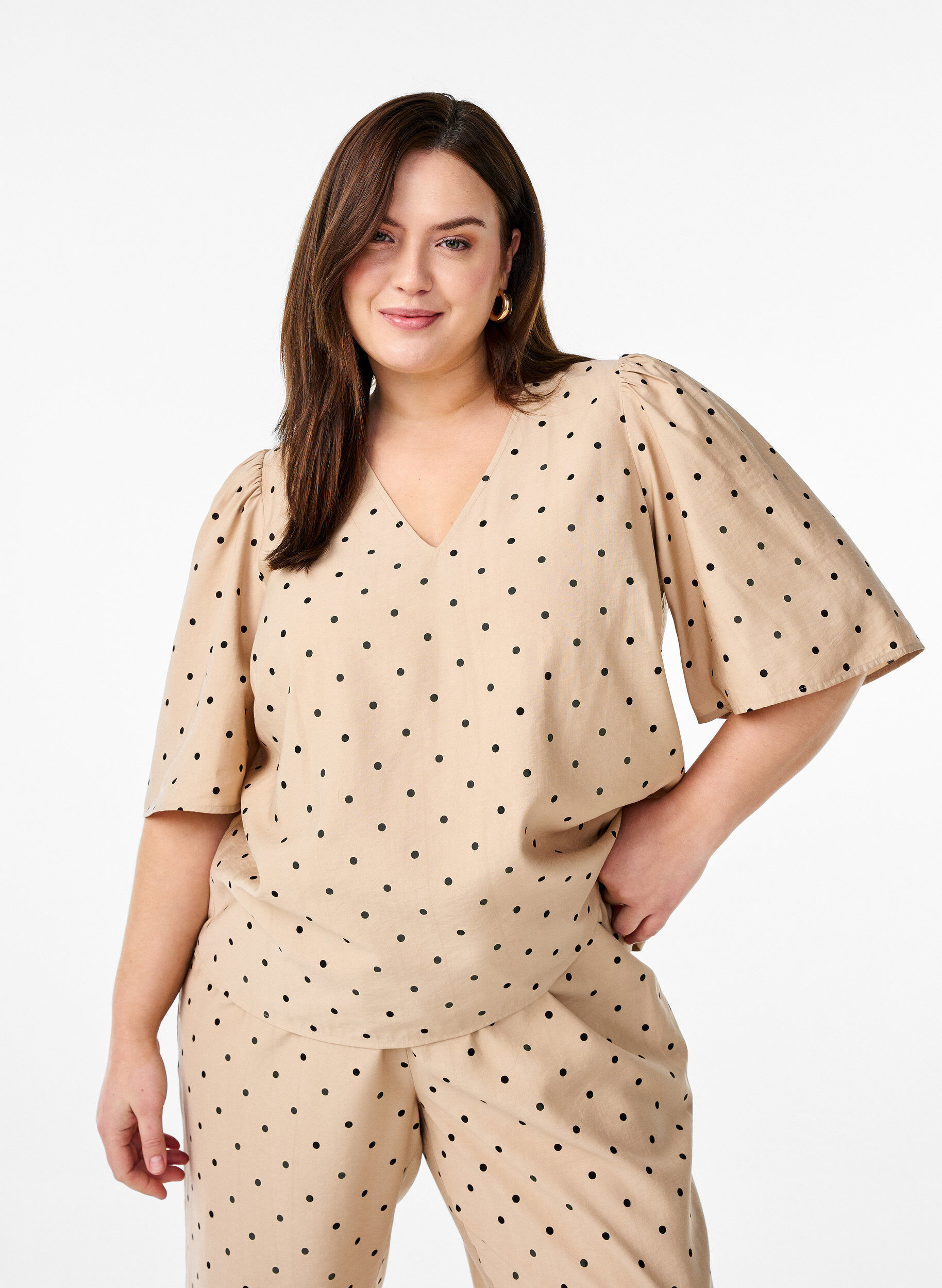 Zizzi Bluse mit lockeren &Auml;rmeln und V-Ausschnitt, Beige, Model image number 0