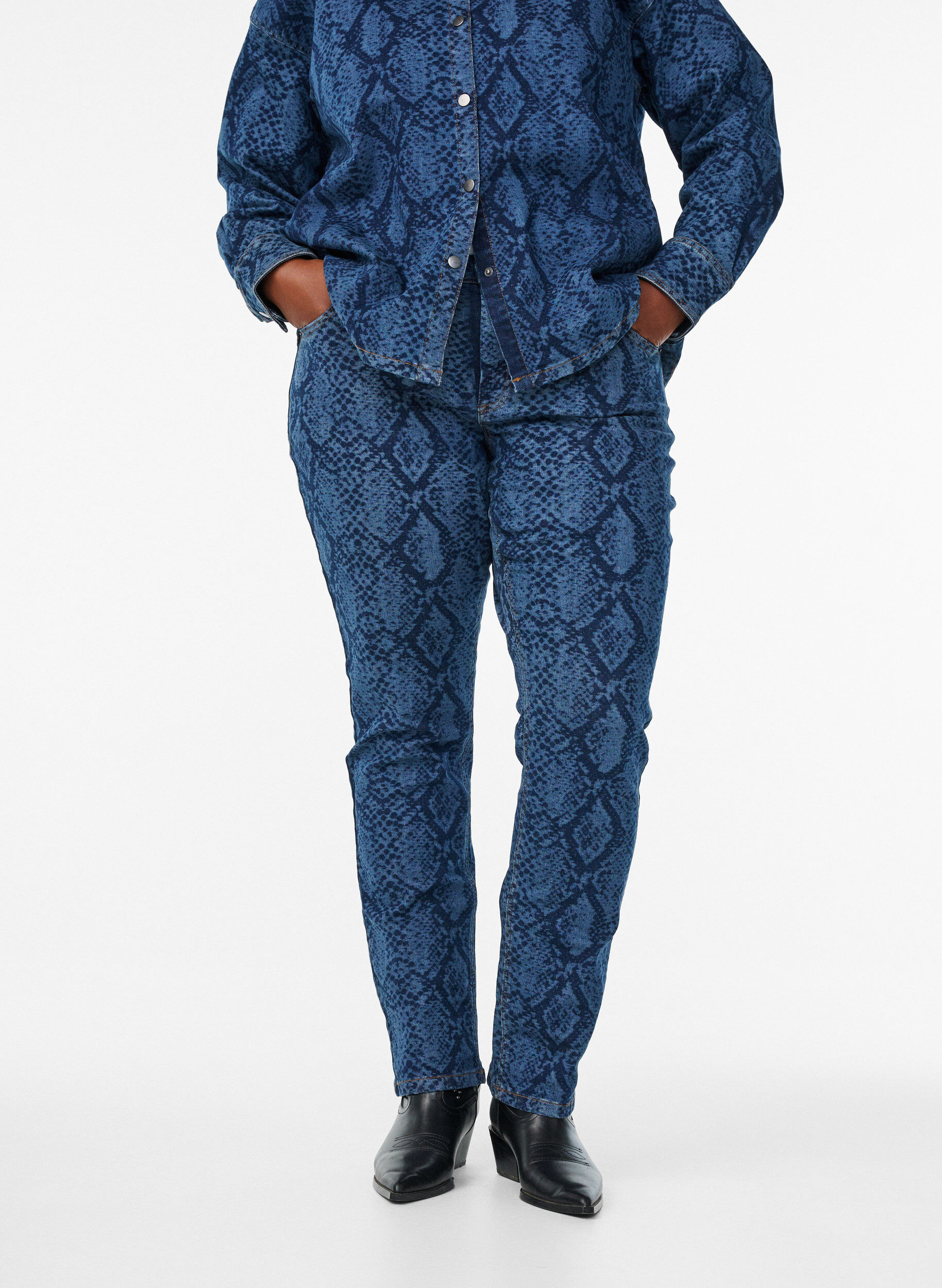 Zizzi Emily Jeans mit Schlangenprint, Blau, Model image number 2