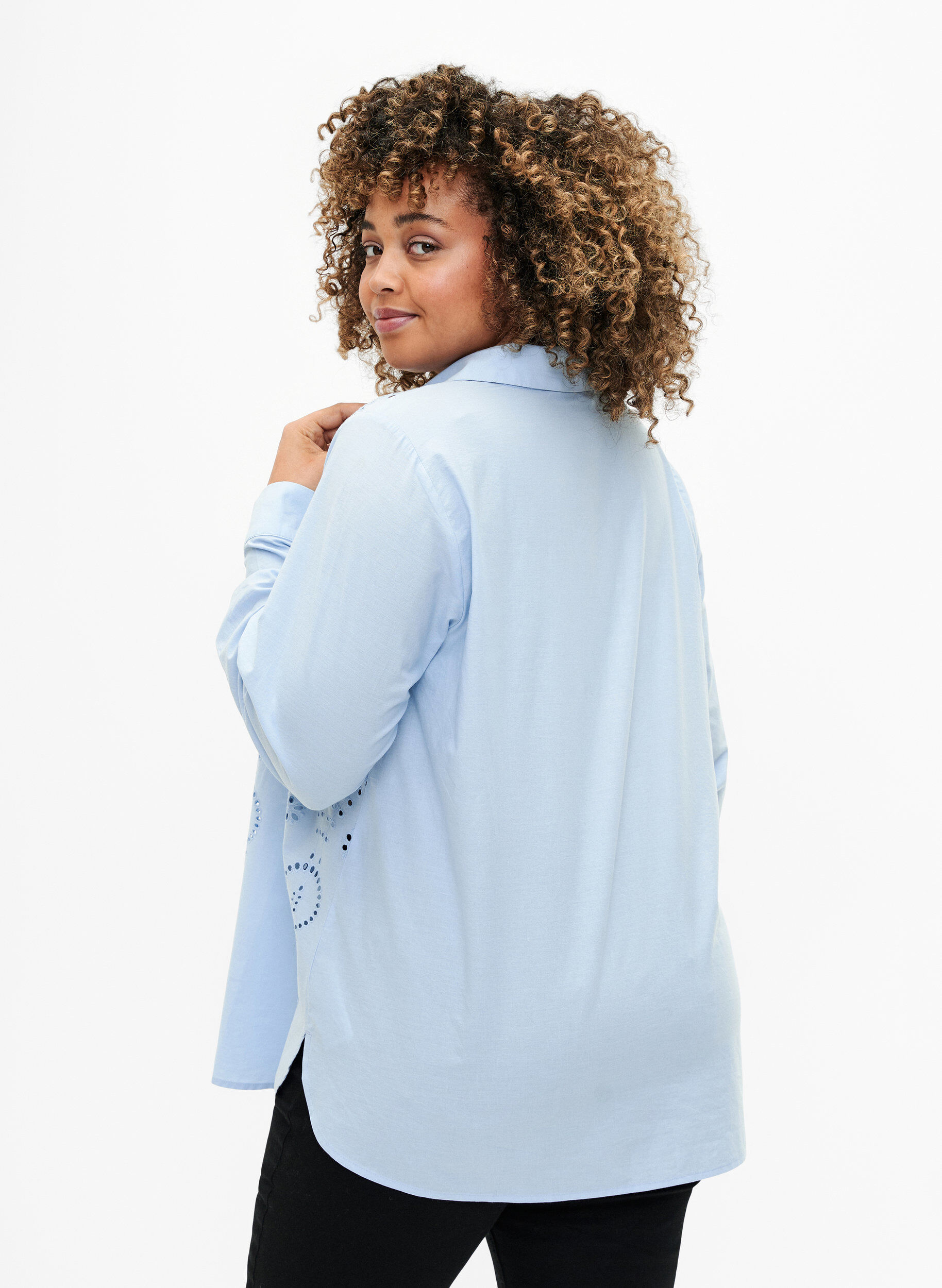 Zizzi Baumwollhemd mit Lochstickerei, Chambray Blue, Model image number 1