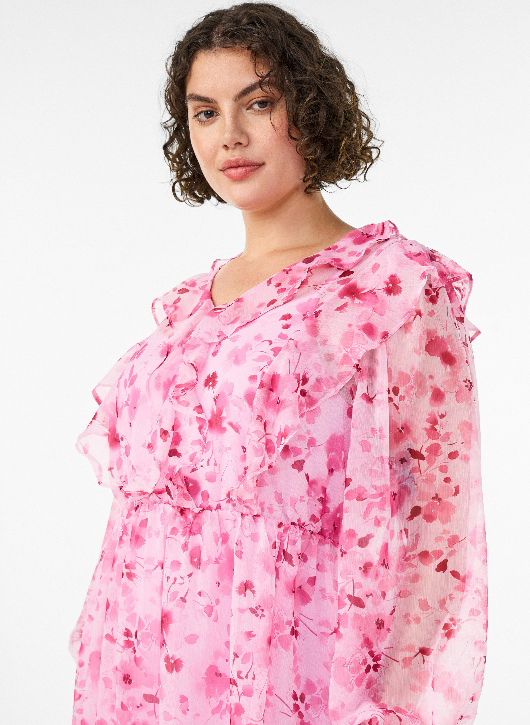 ZizziGebl&uuml;mtes Kleid aus Chiffon mit R&uuml;schen und langen &Auml;rmeln, Pink, Model image number 2