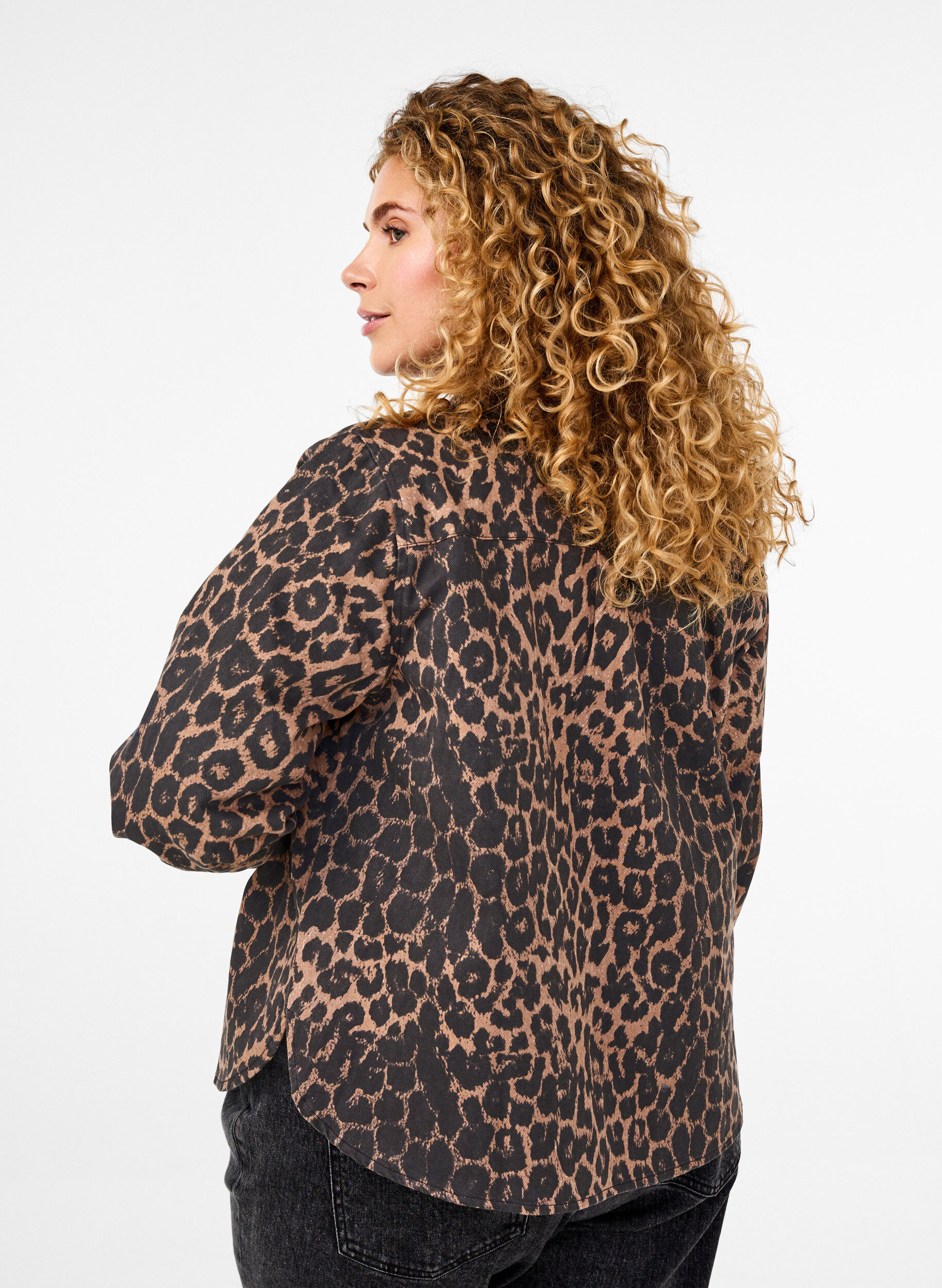 Zizzi Canvas-Jacke mit Leopardenmuster, Leo AOP, Model image number 1