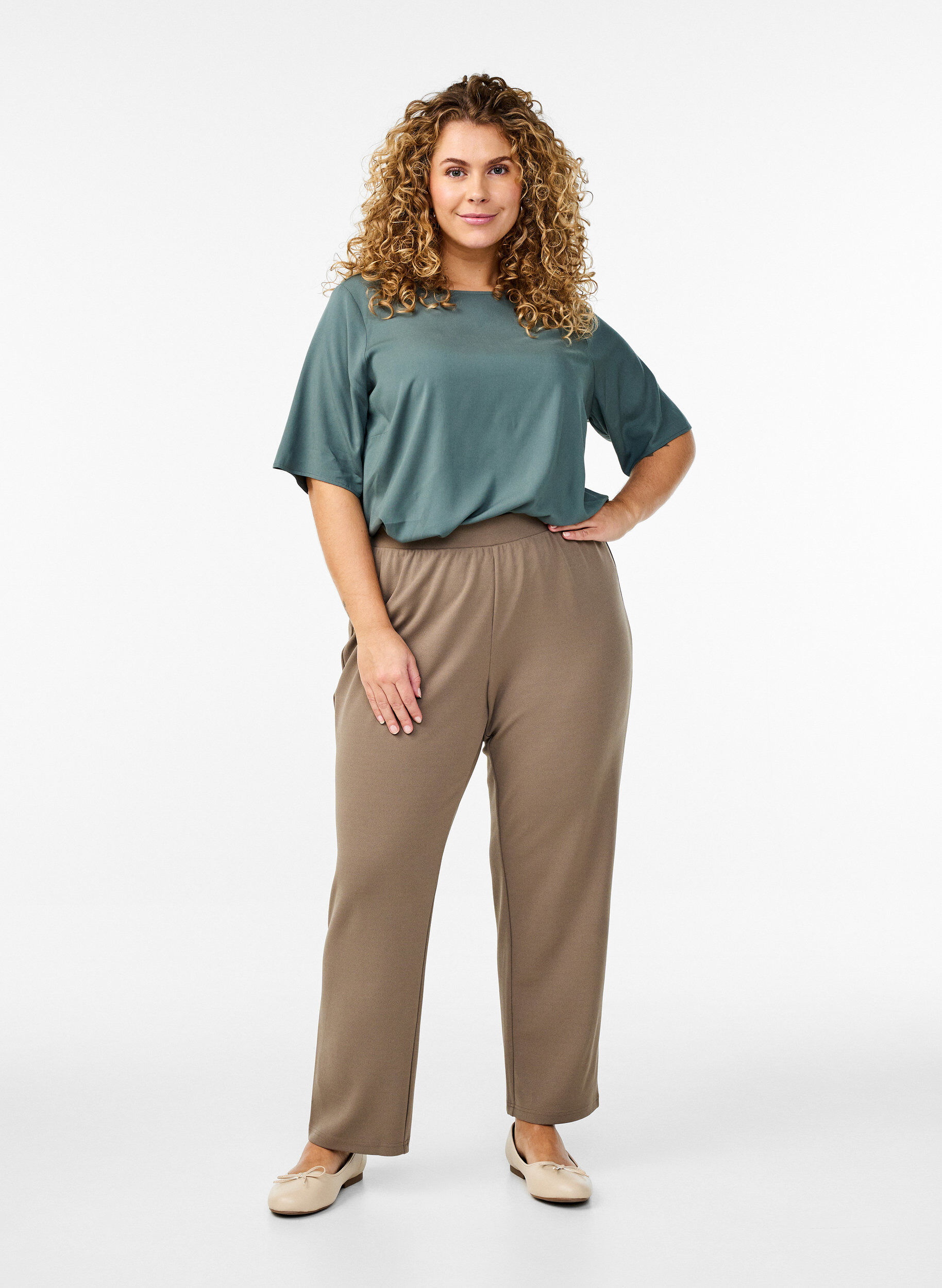 Zizzi Hose mit gerader Passform, Beige, Model image number 0