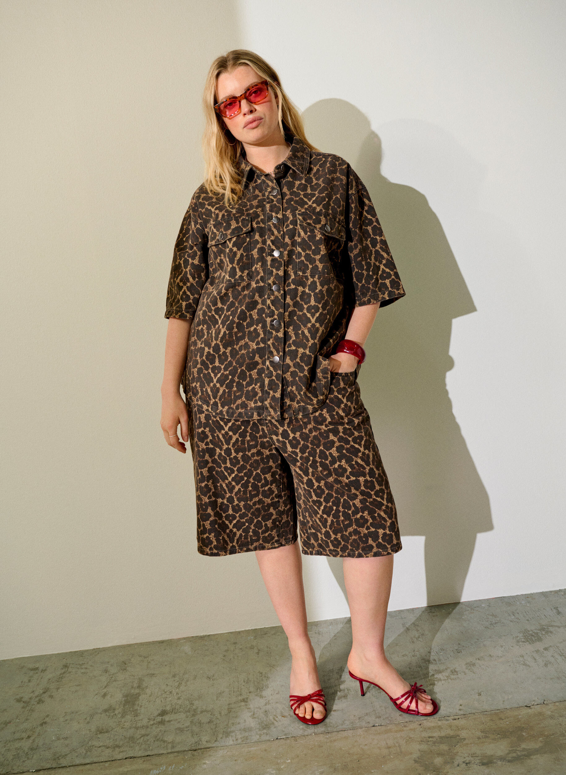 Zizzi Bermuda Shorts aus Denim mit Leopardenmuster, Braun, Image image number 0