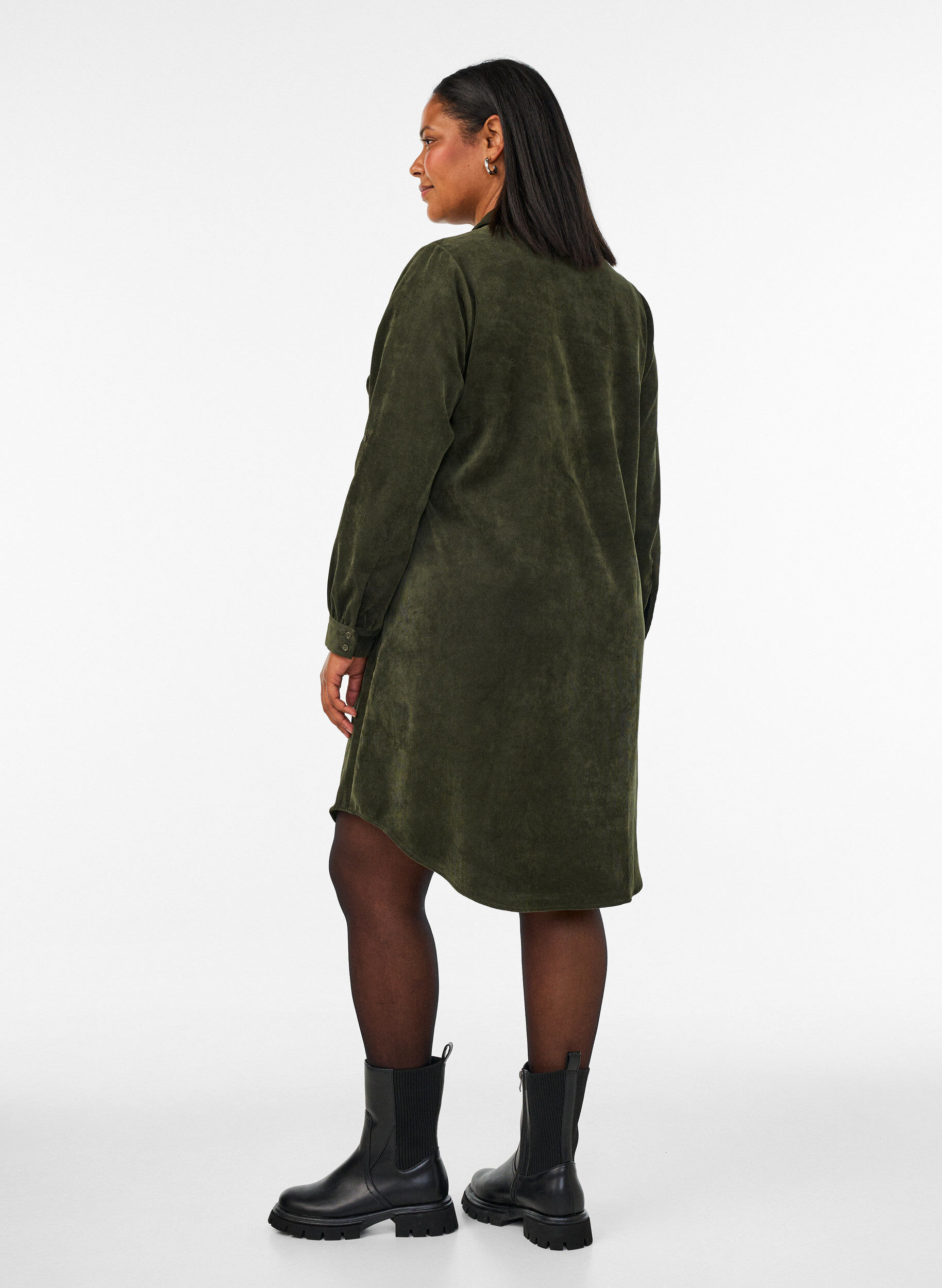 ZizziRobe chemise en velours c&ocirc;tel&eacute; avec col et fermeture boutonn&eacute;e, Vert fonc&eacute;, Model image number 2