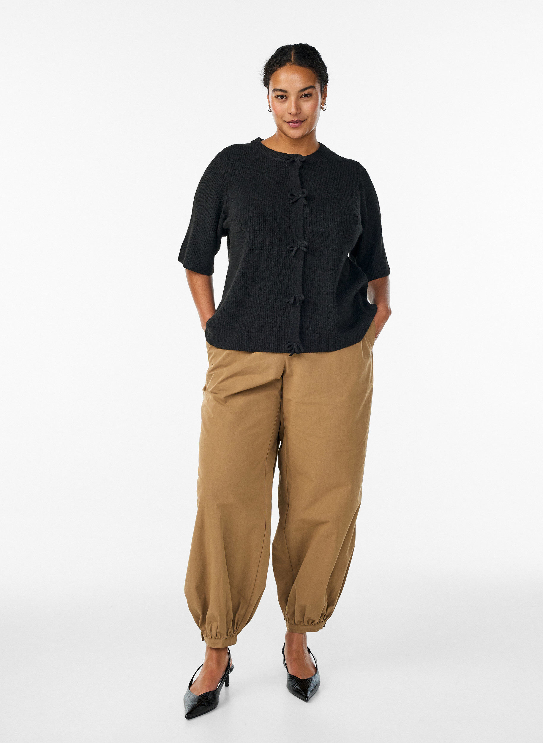 Zizzi Kurz&auml;rmelige Strickjacke mit Schleifen, Schwarz, Model image number 1