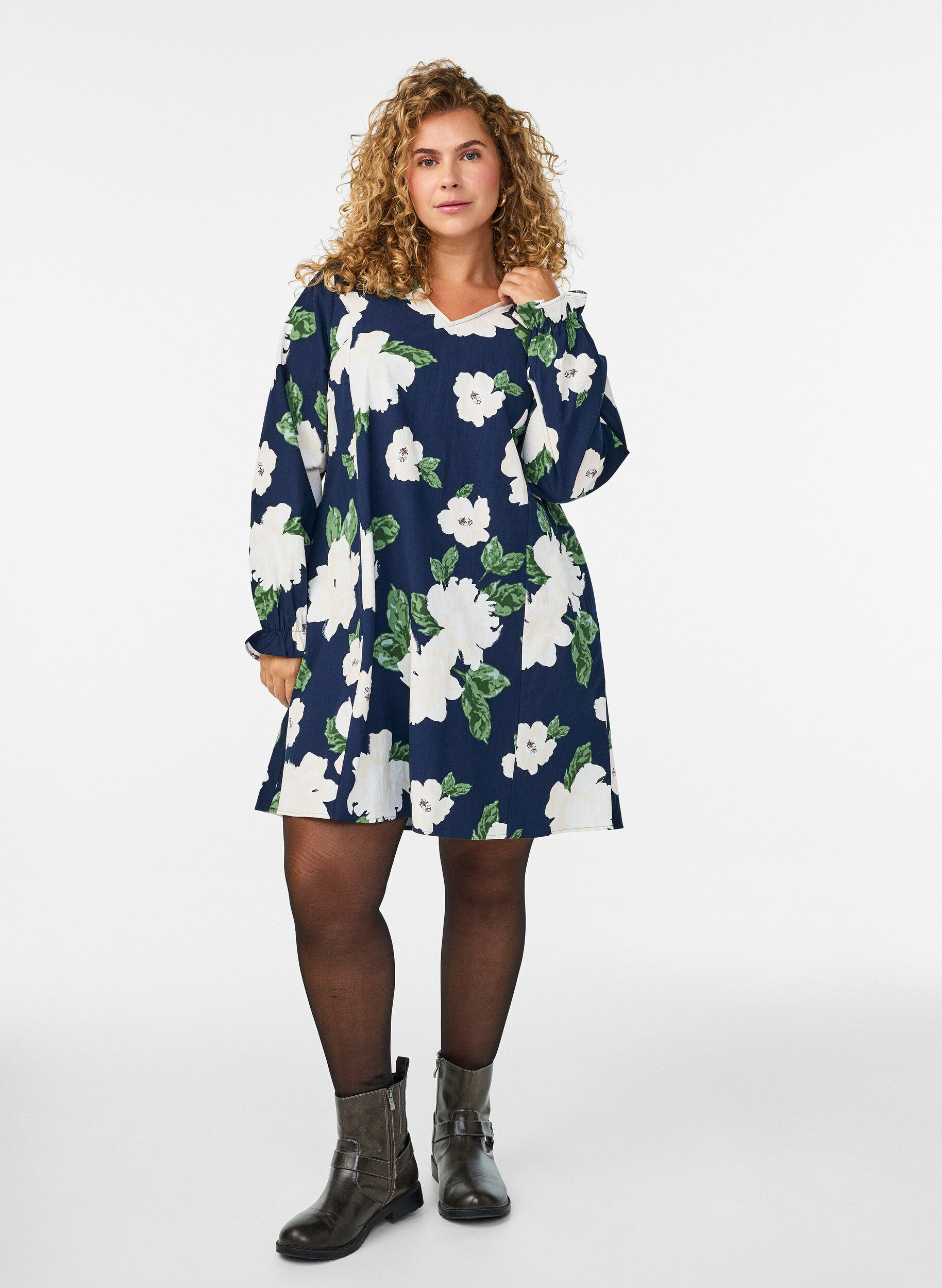Zizzi Robe courte en coton avec col V et manches longues, Bleu, Model image number 1