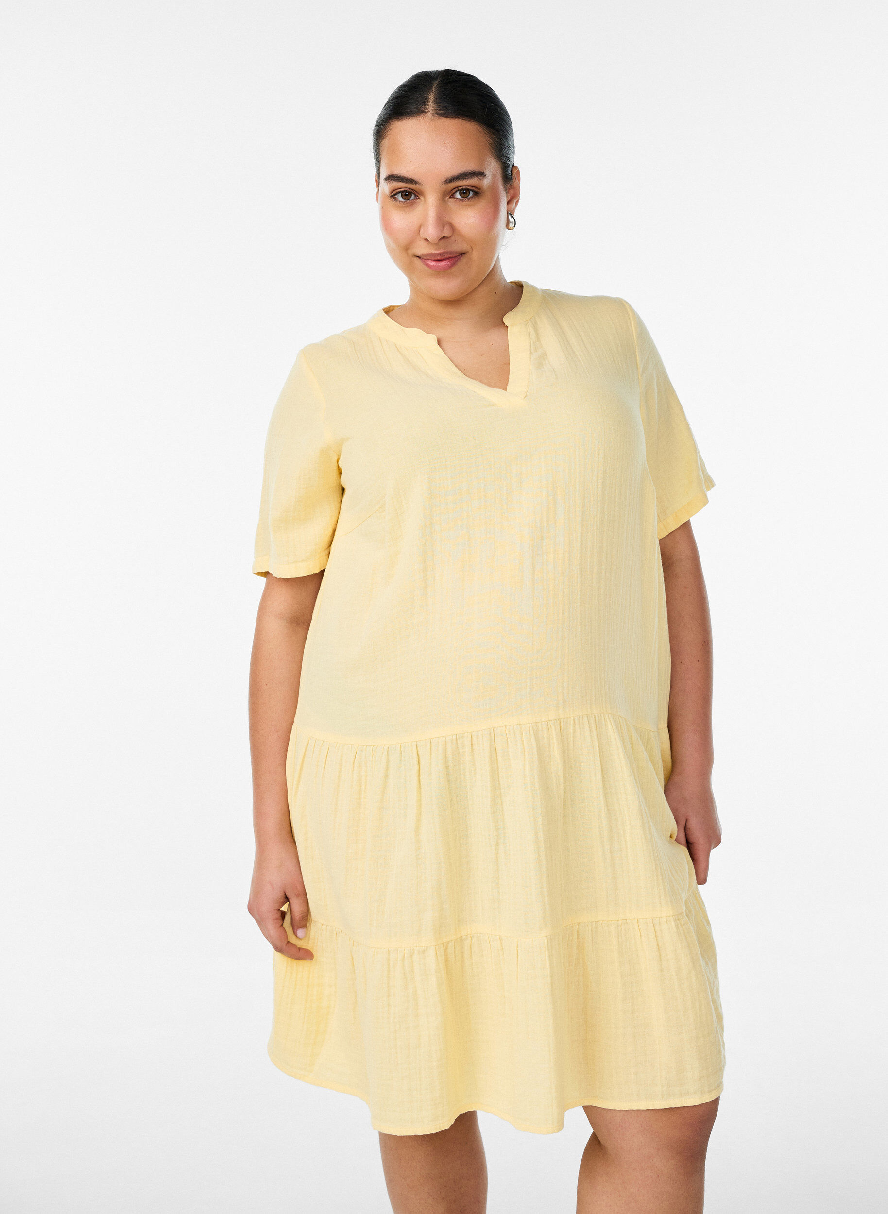 Kurzes A-Linien-Kleid aus Baumwollmusselin, Gelb, Model