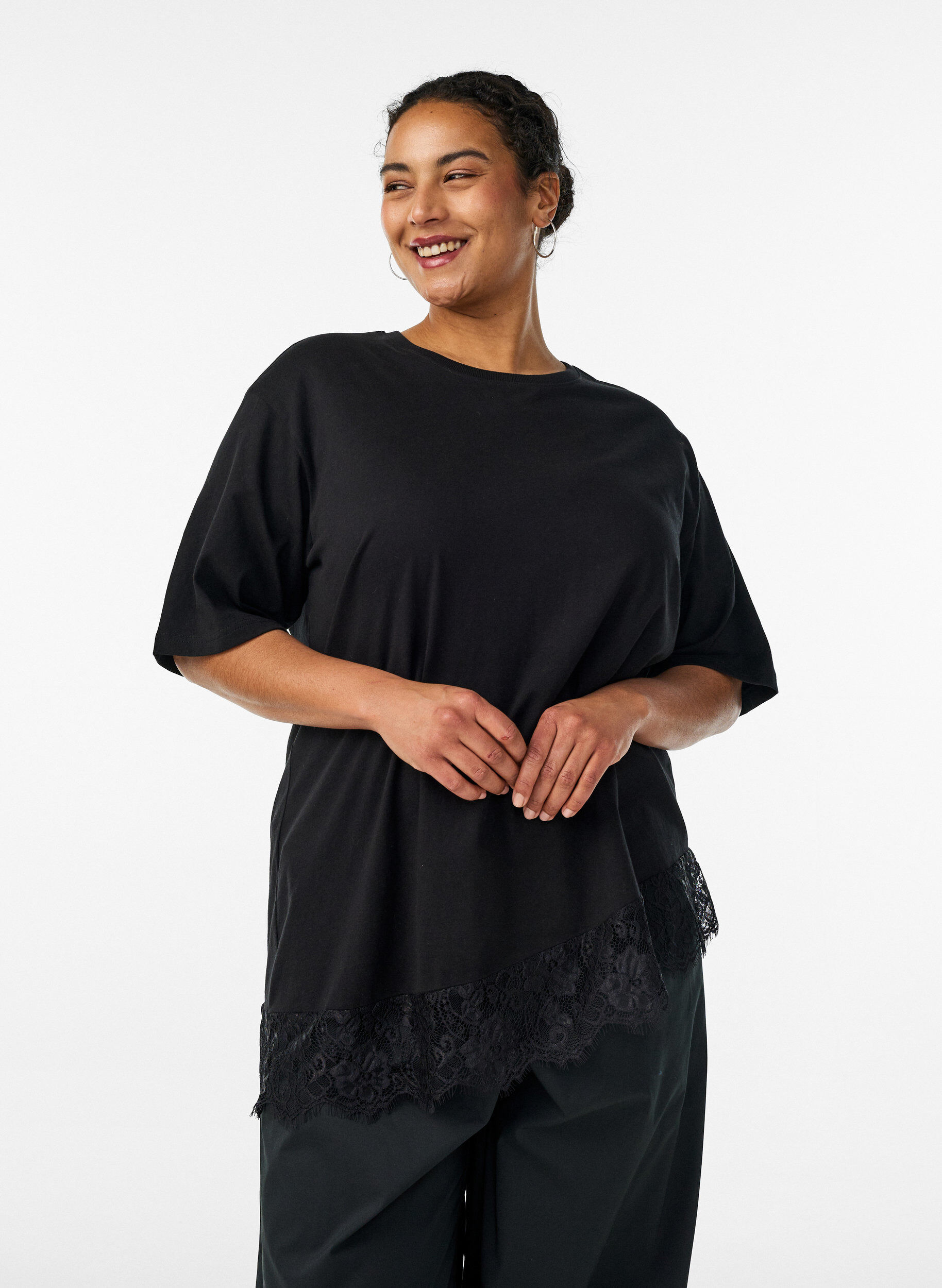 T-Shirt mit asymmetrischem Spitzensaum, Schwarz, Model