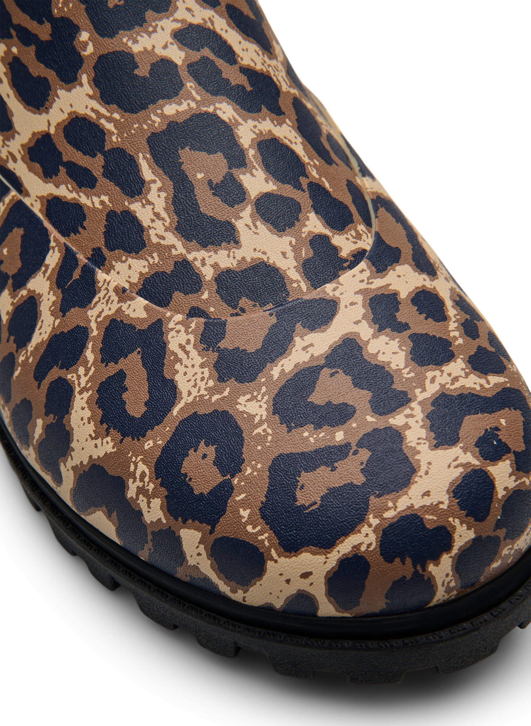 Zizzi Kurze Stiefel mit weitem Schaft aus elastischem Neopren, Leopard AOP, Packshot image number 3