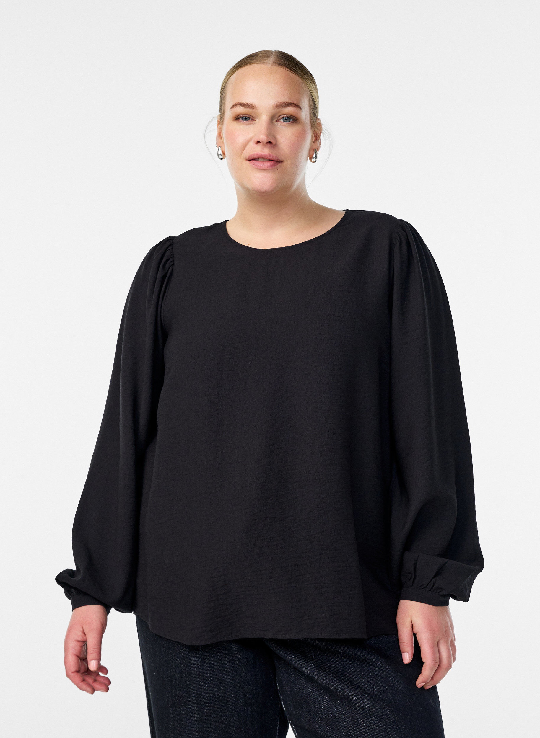 Lang&auml;rmelige Viskosebluse, Schwarz, Model