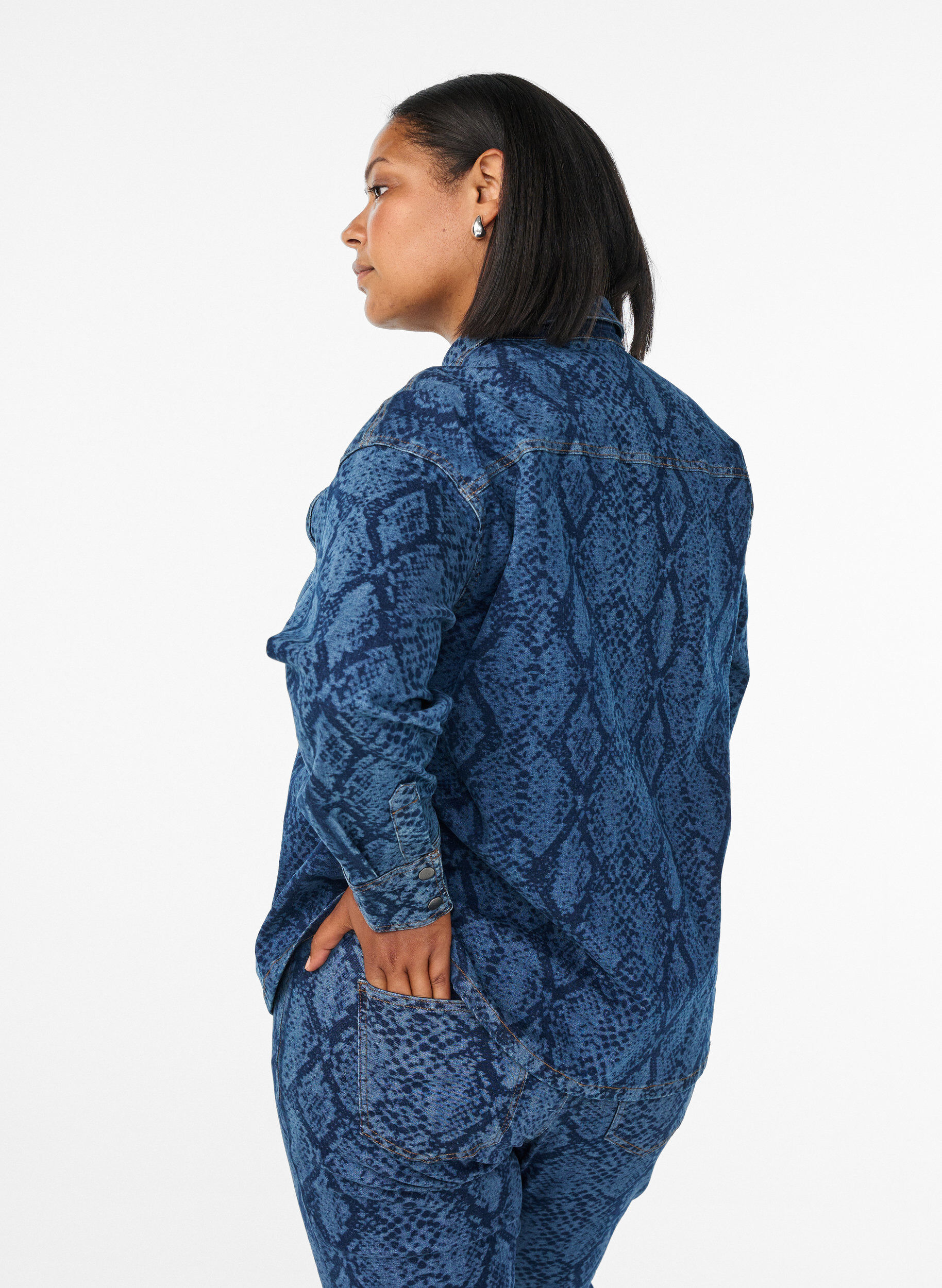 Zizzi Lockeres Hemd aus Denim mit Schlangenprint, Blau, Model image number 2