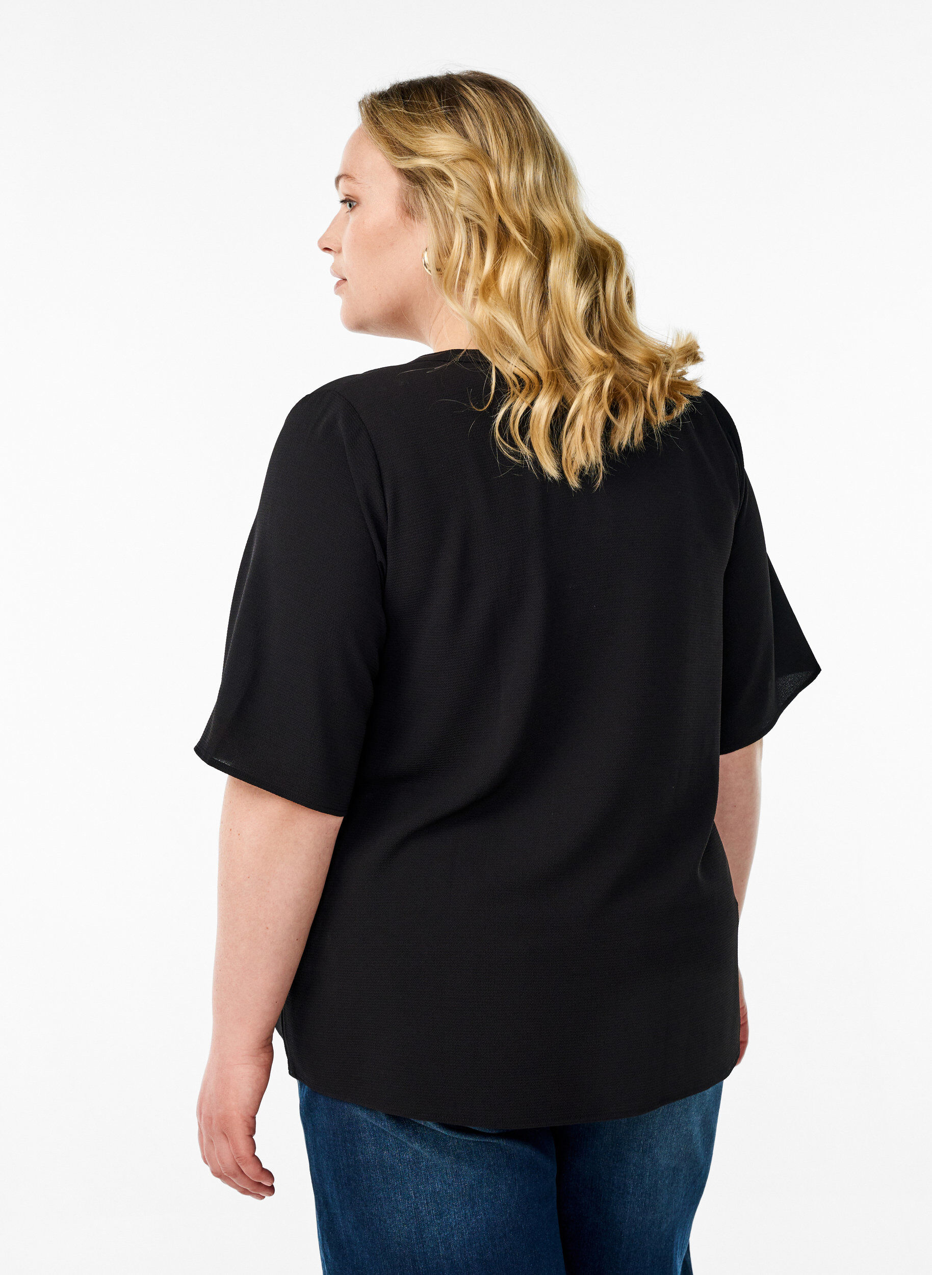 Zizzi Kurz&auml;rmlige Bluse mit V-Ausschnitt, Schwarz, Model image number 2