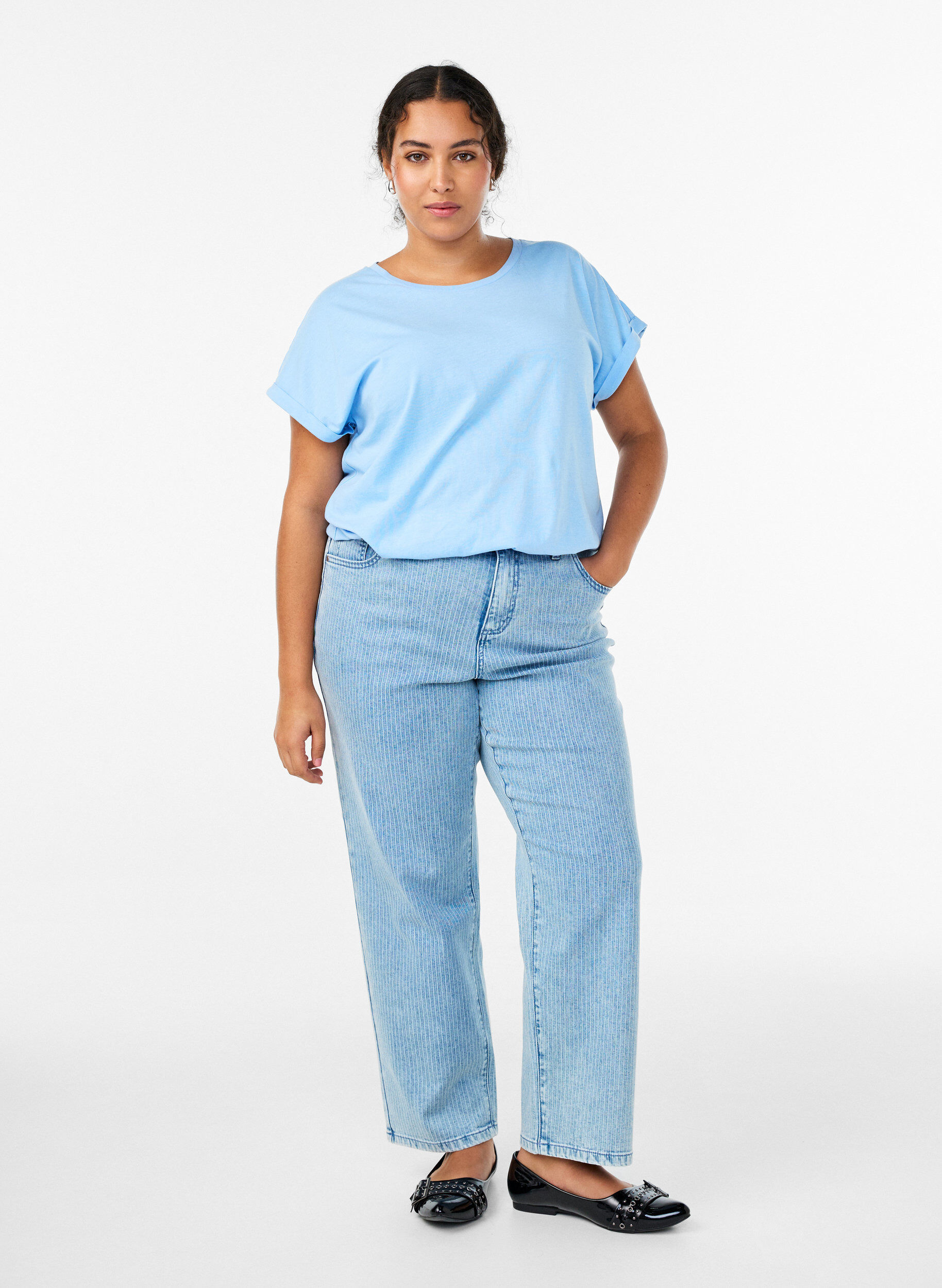 Nadelstreifenjeans mit gerader Passform, Blau, Model