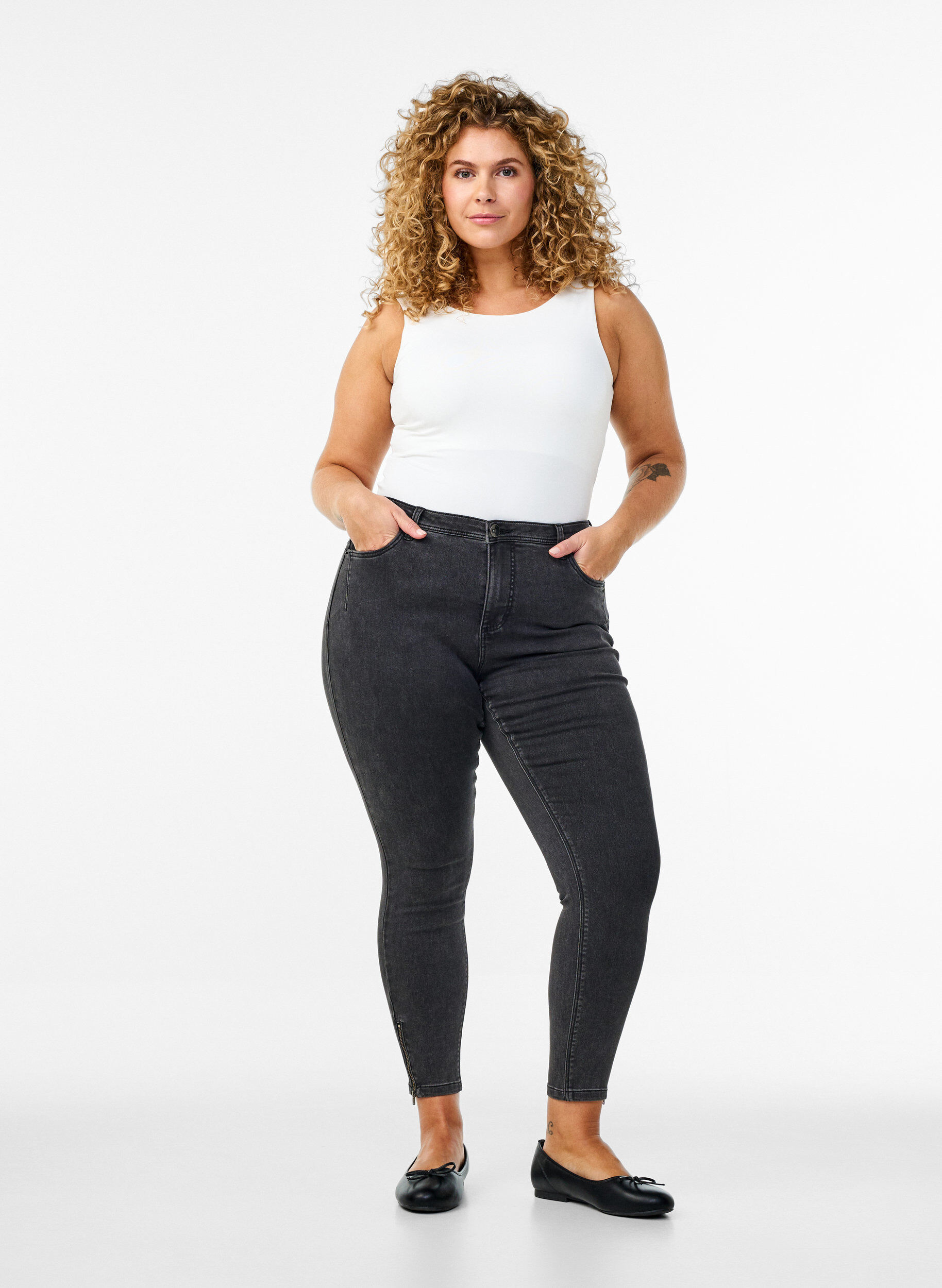Zizzi Cropped Amy Jeans mit Rei&szlig;verschluss, Grau, Model image number 0