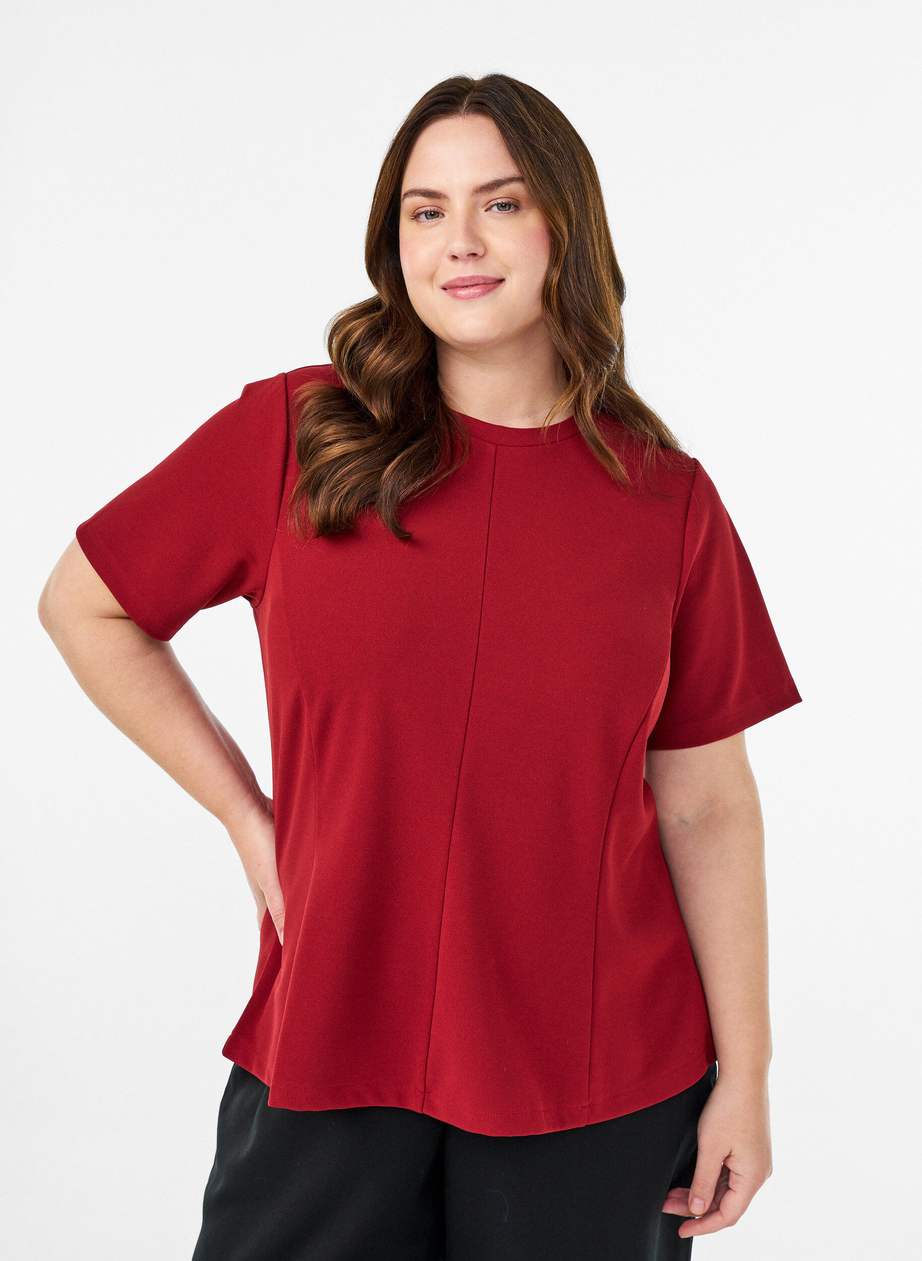 Kurz&auml;rmelige Bluse mit formgebenden Abn&auml;hern, Rot, Model