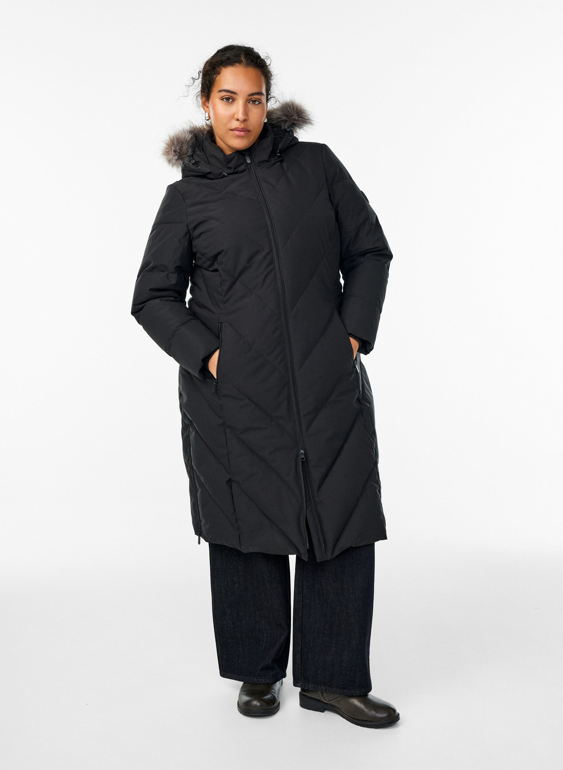 Zizzi Long manteau d'hiver &agrave; fermeture &agrave; attaches et col en fausse fourrure, Noir, Model image number 0