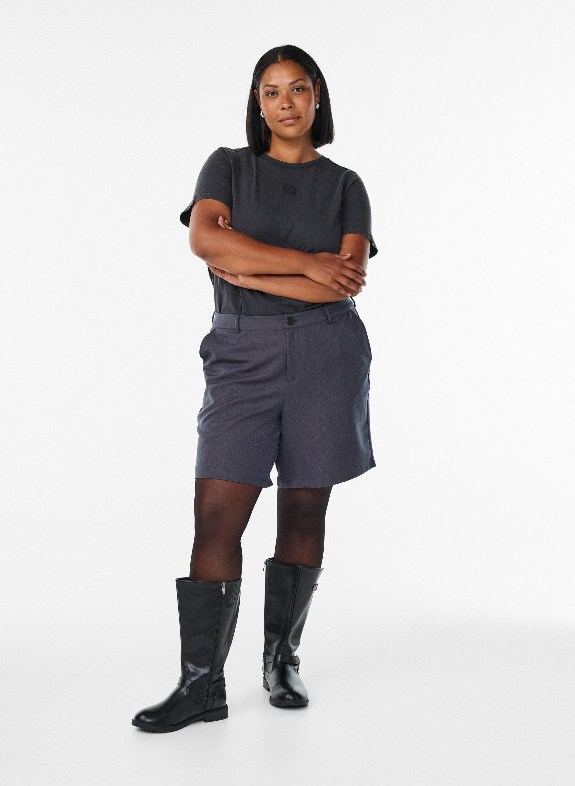 Zizzi Bermuda coupe tailleur avec poches, Gris anthracite, Model image number 1