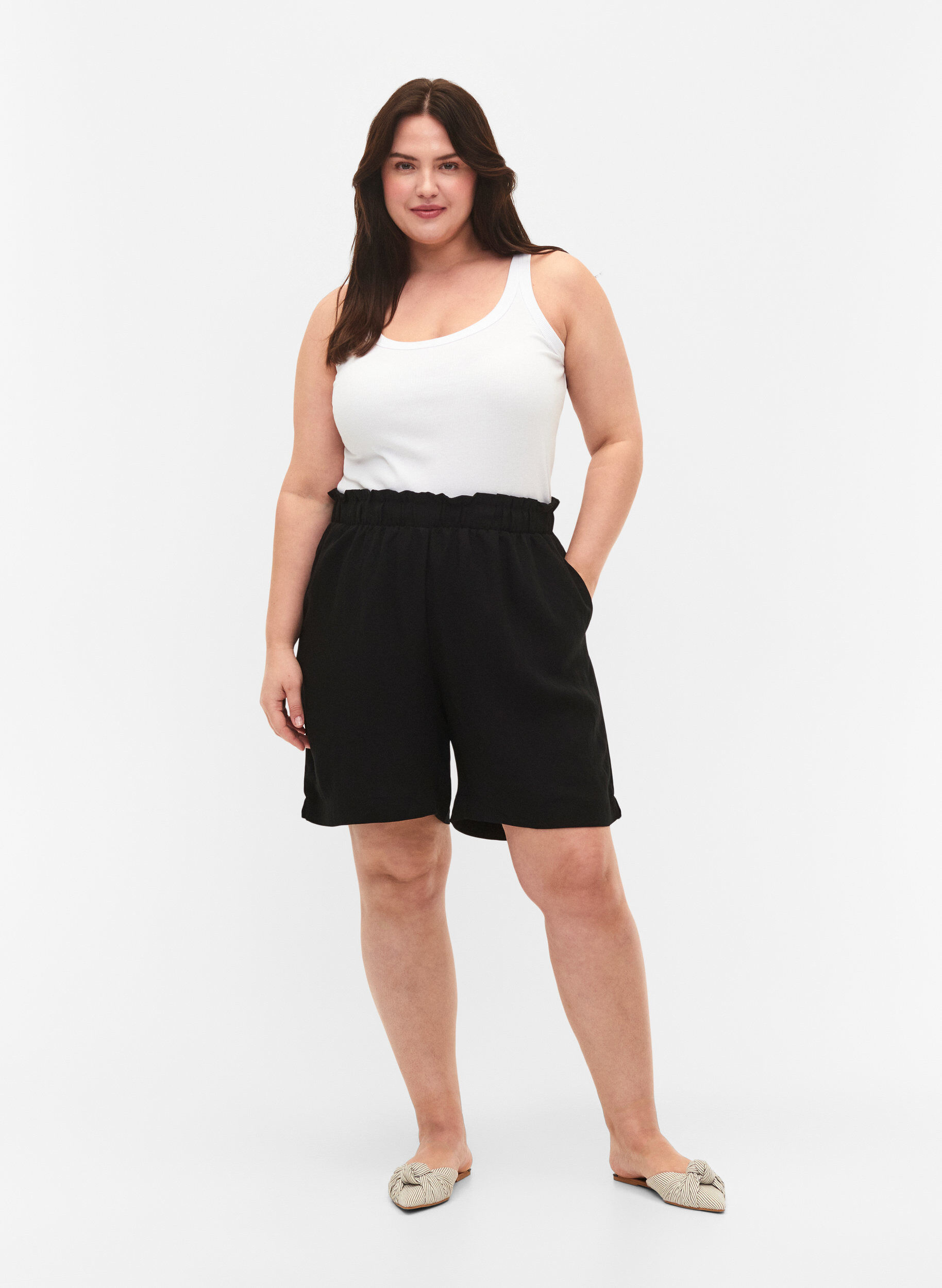 Zizzi Short ample en viscose, Black, Model image number 3