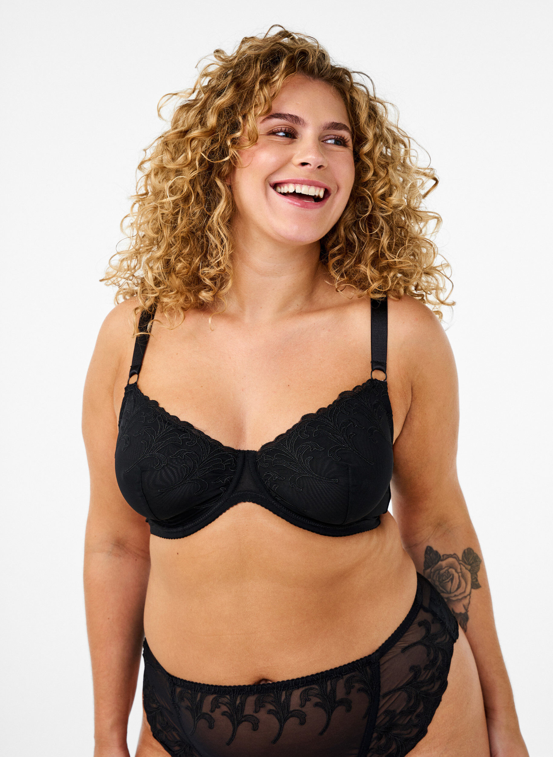 Zizzi Soutien-gorge couvrant en mesh avec motif brod&eacute;, Noir, Model image number 0