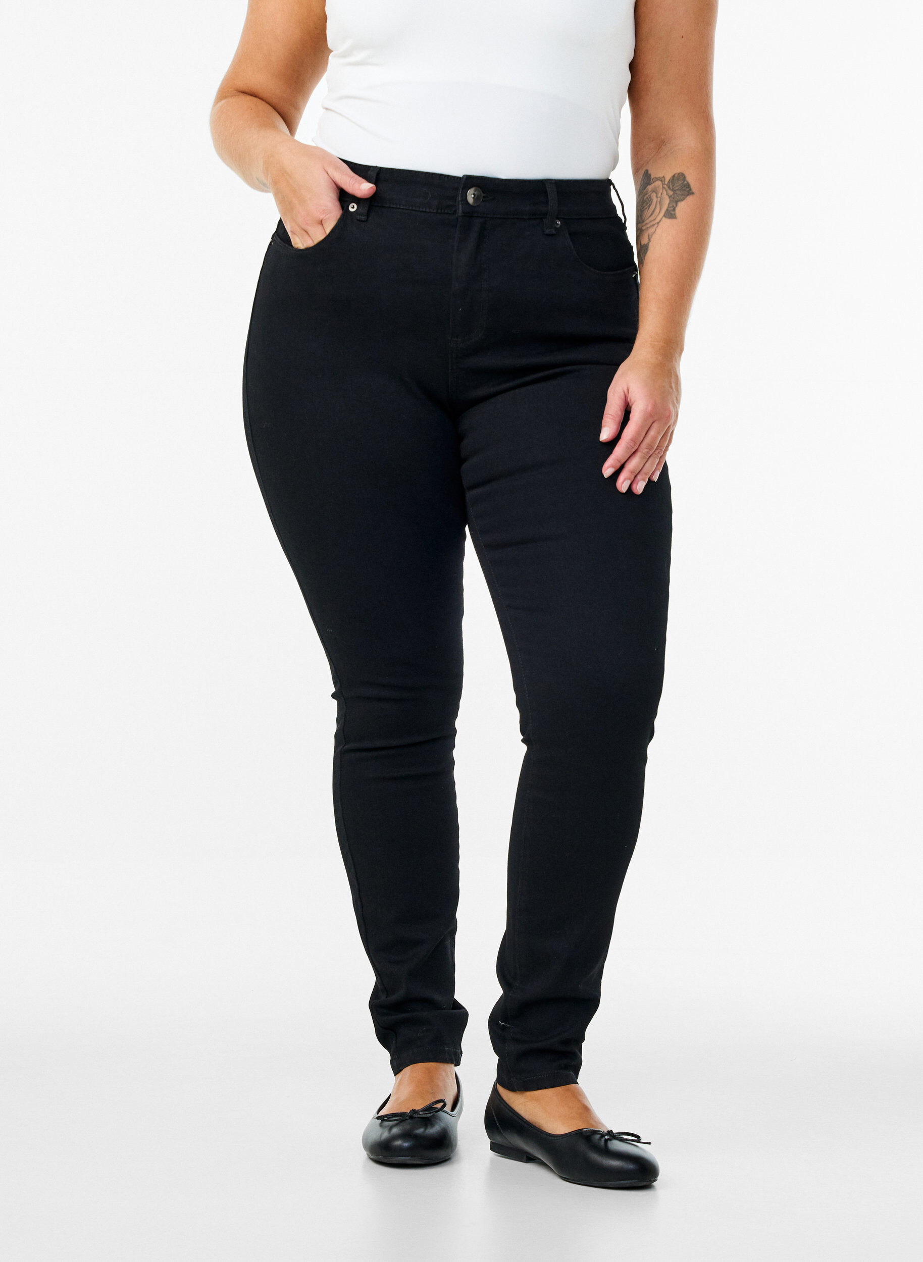 Zizzi Amy Jeans mit hoher Taille und extra schlanker Passform, Schwarz, Model image number 2