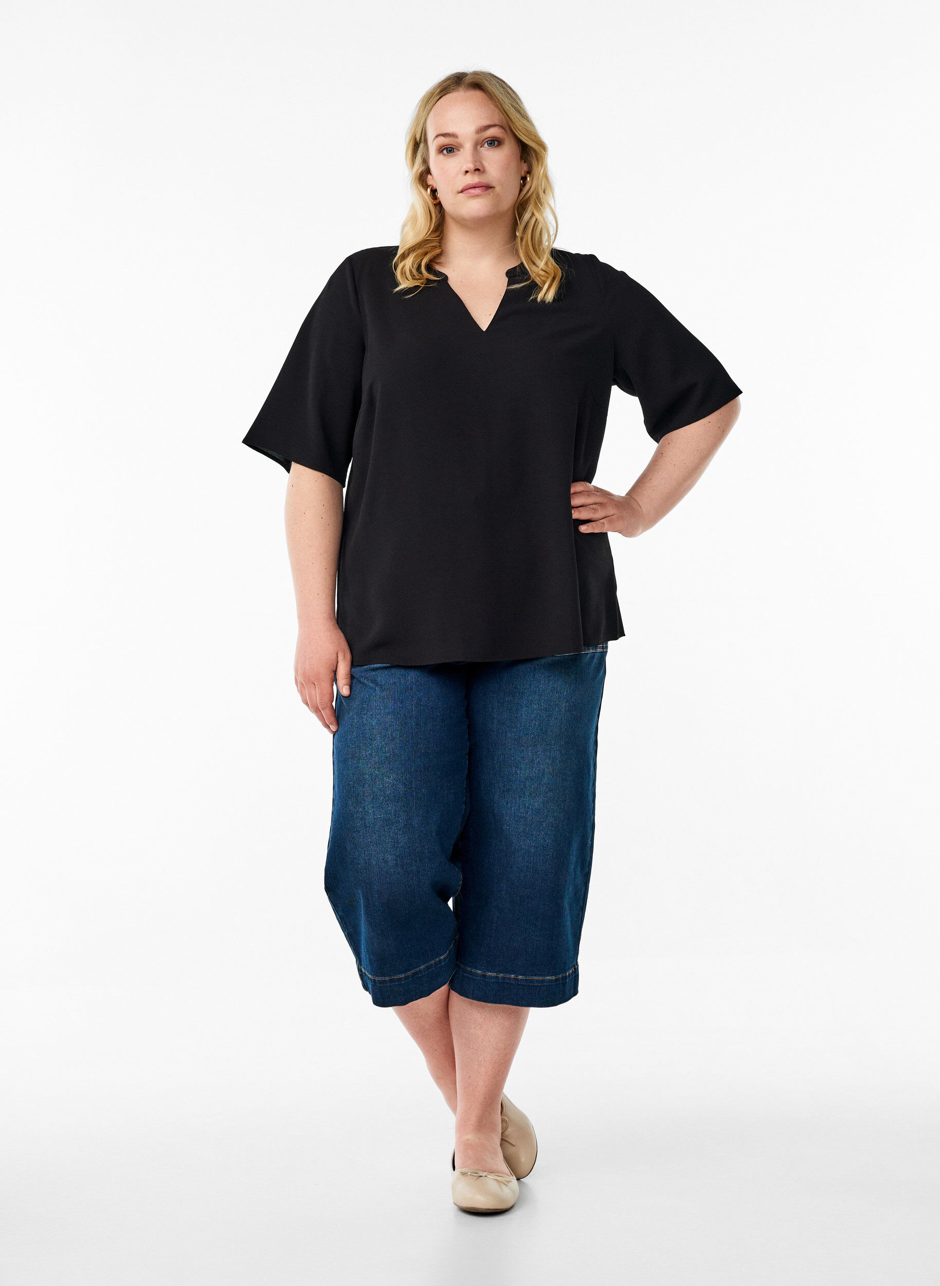 Zizzi Kurz&auml;rmlige Bluse mit V-Ausschnitt, Schwarz, Model image number 1