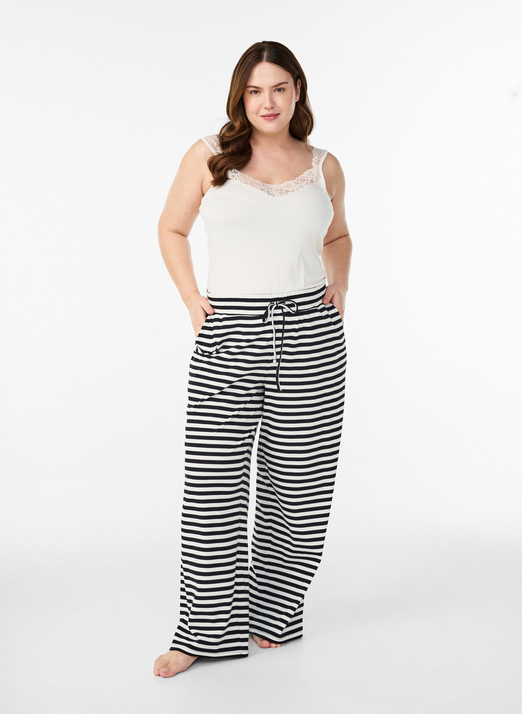 Gestreifte Schlafanzughose mit hoher Taille und weiten Beinen, Schwarz, Model