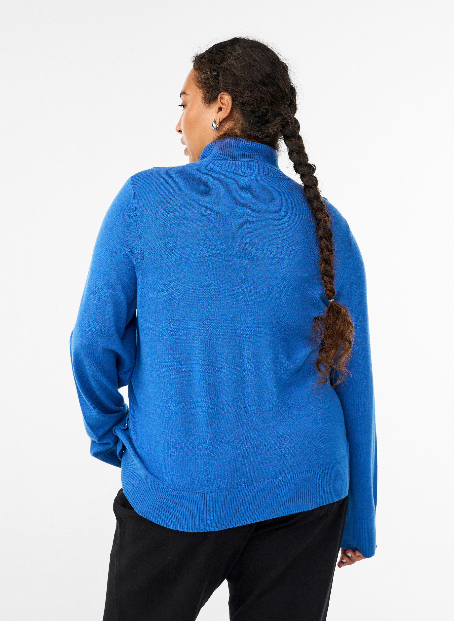 Zizzi Strickbluse mit Rollkragen und seitlichen Kn&ouml;pfen, Blau, Model image number 2