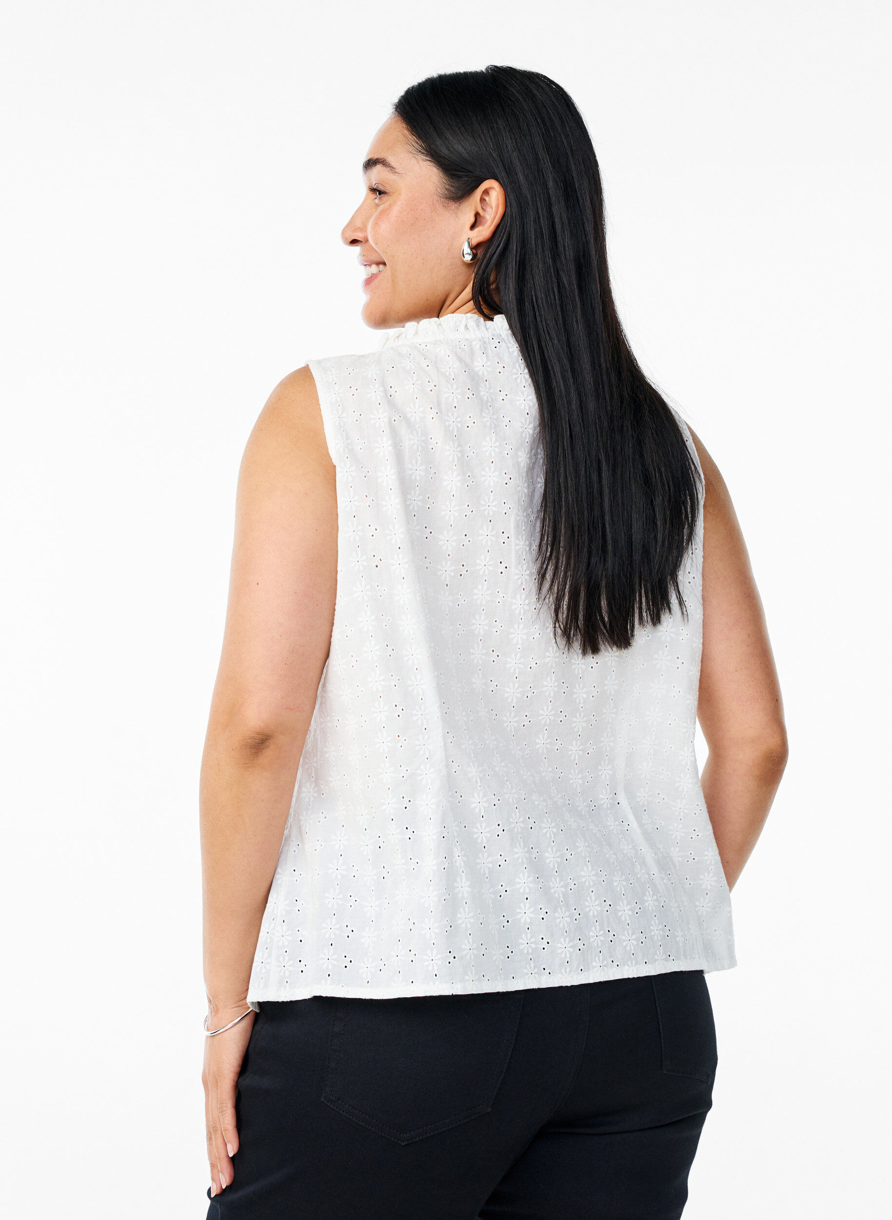 Zizzi &Auml;rmellose Bluse mit Lochstickerei und R&uuml;schen, Vanille, Model image number 2