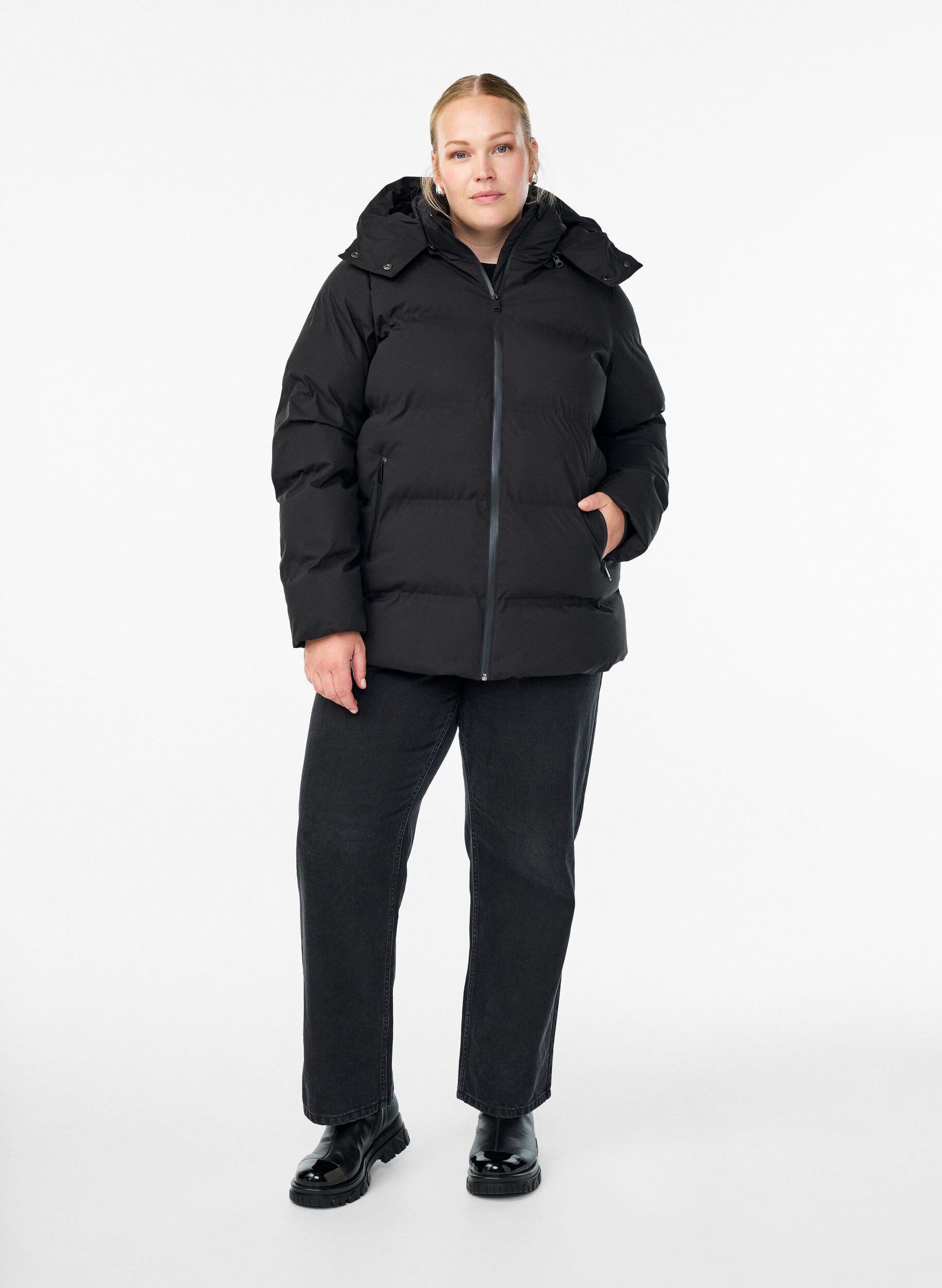 Zizzi Kurze Steppjacke mit abnehmbarer Kapuze, Schwarz, Model image number 1
